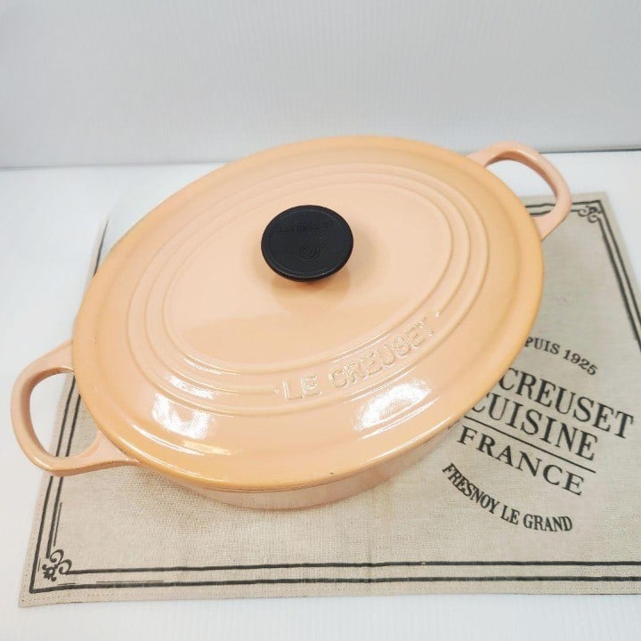 Le Creuset Cocotte Oval 25cm Peach Limited Enameled Cast Iron Rare Vintage: Le Creuset Cocotte Oval 25cm Peach Limited Enameled Cast Iron Rare Vintage Peach-colored Le Creuset Cocotte Oval in excellent vintage condition, measuring 25cm in diameter. This rare find features the