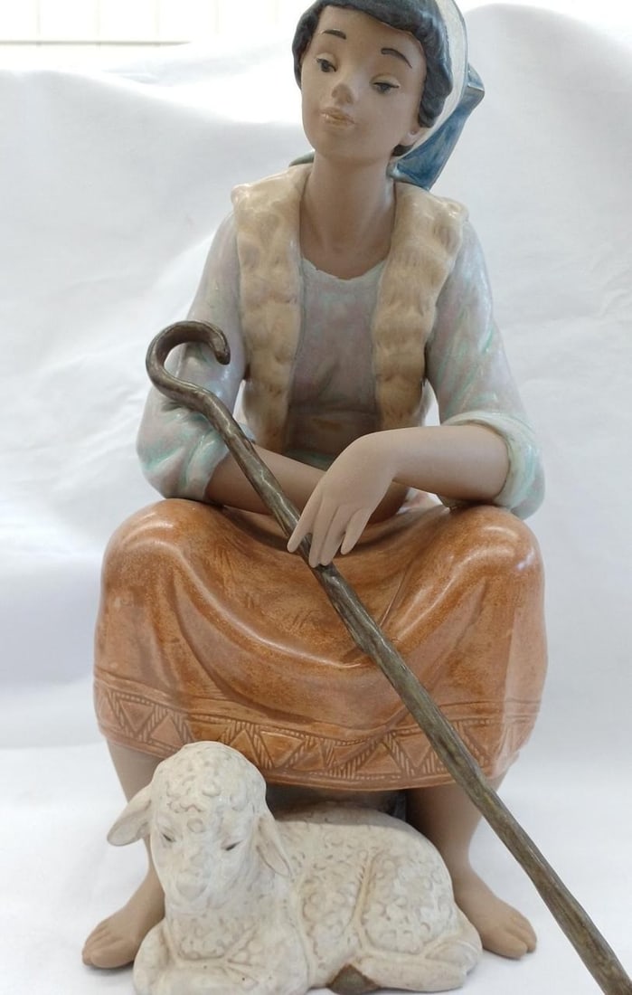 LLADRO Shepherdess 2330 Figurine Shepherds Rest #01012330 Porcelain Spain: LLADRO Shepherdess 2330 Figurine Shepherds Rest #01012330 Porcelain Spain Stunning porcelain figurine from the LLADRO Shepherdess collection, featuring the iconic shepherdess character in a serene pos