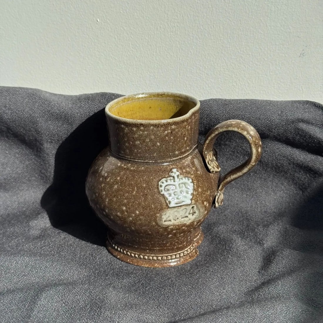 Steve Harrison Cup Julia Crown Mug Paulownia Wood: Steve Harrison Cup Julia Crown Mug Paulownia Wood Steve Harrison Cup Julia Crown Mug Paulownia Wood features a unique design on its brown surface, crafted from paulownia wood. The mug's distinctive sh