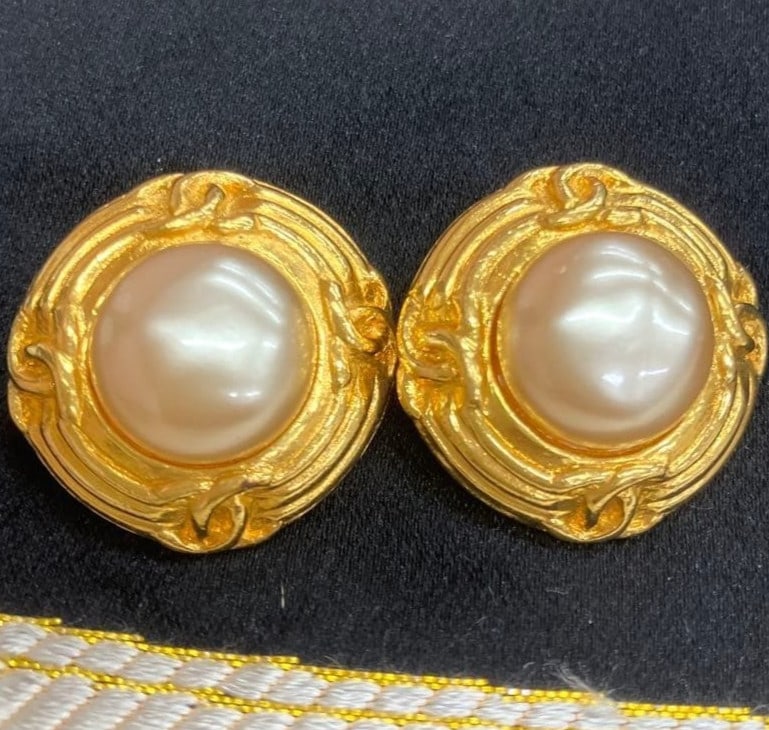 Vintage CHNEL 2 9 Coco Mark CC Faux Pearl Cli-on Earring Gold tone with Box: Vintage CHNEL 2 9 Coco Mark CC Faux Pearl Cli-on Earring Gold tone with Box Vintage CHANEL 2 9 Coco Mark CC Faux Pearl Cli-on Earring in gold tone, complete with its original box. This iconic clip-on 