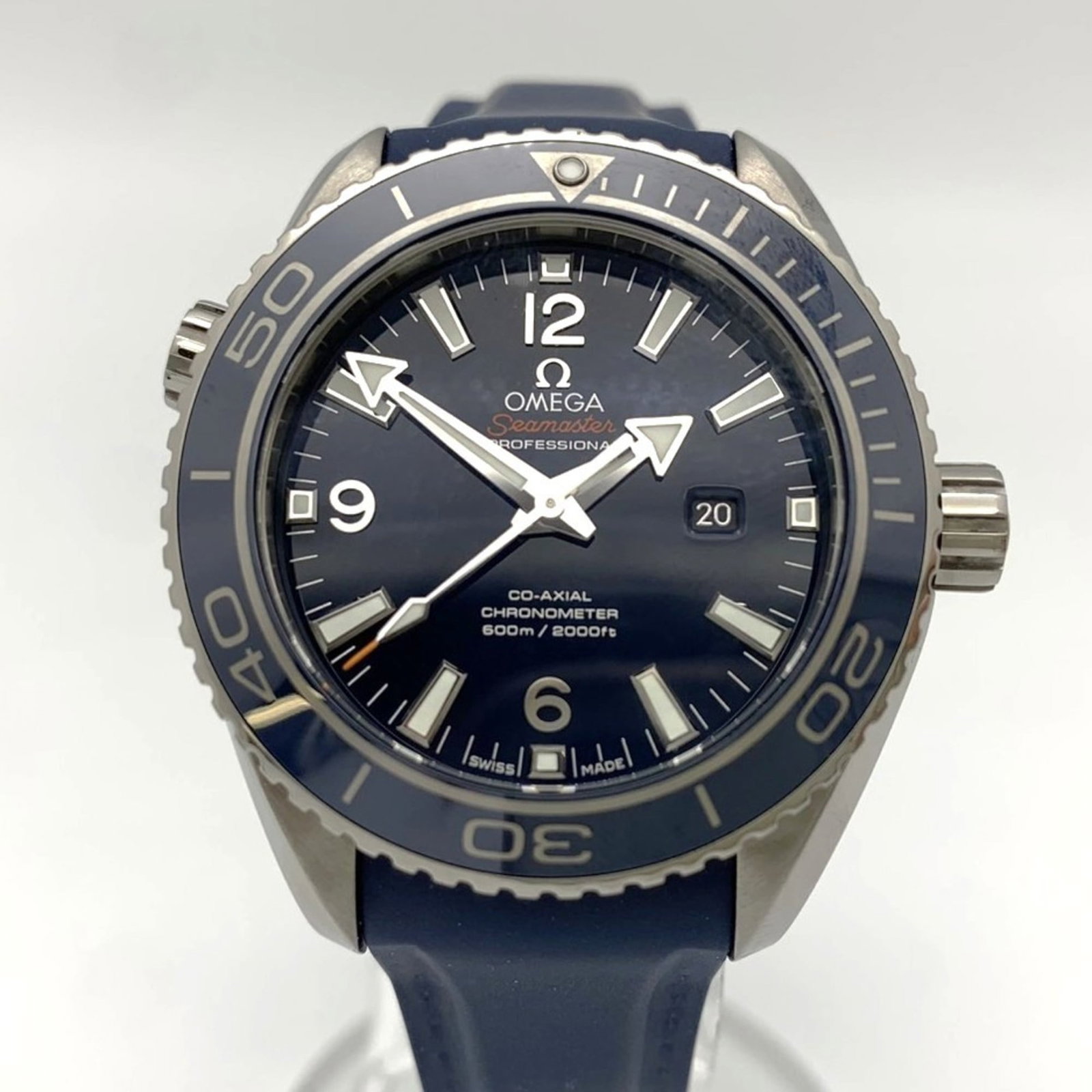Omega Wristwatch: Omega Wristwatch Stainless steel case and rubber band provide a durable and comfortable fit, while the blue dial adds a touch of style to this Omega wristwatch. With its 38mm diameter and adjustable b