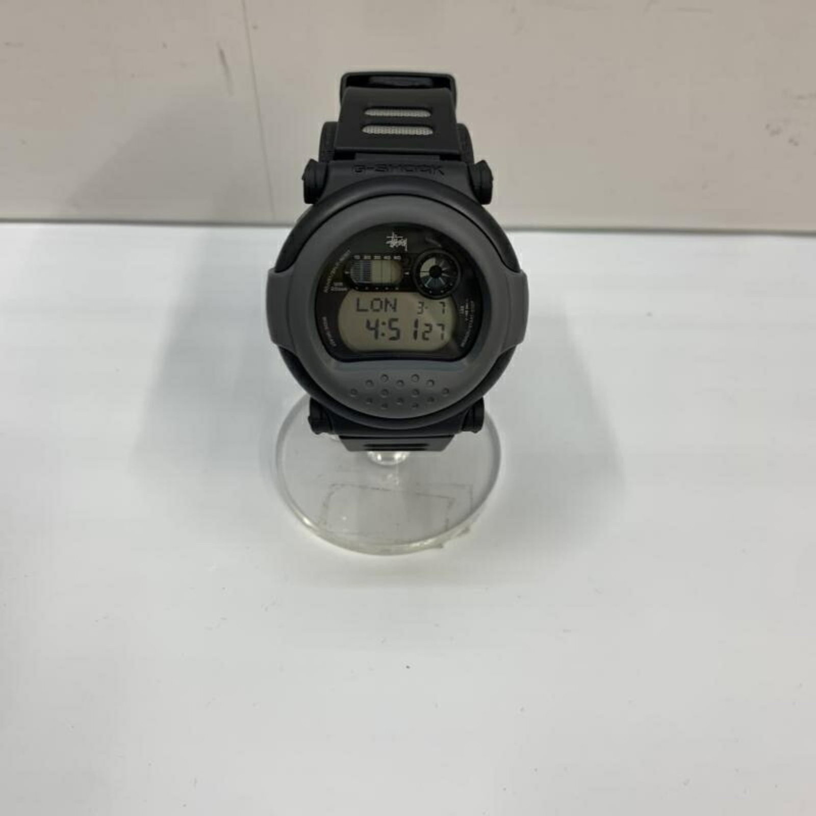 Wristwatch from Casio: Wristwatch from Casio 42mm Casio Wristwatch for Everyday Wear. This men's wristwatch boasts a classic design with a case diameter of 42mm, featuring a durable construction that has withstood the test 