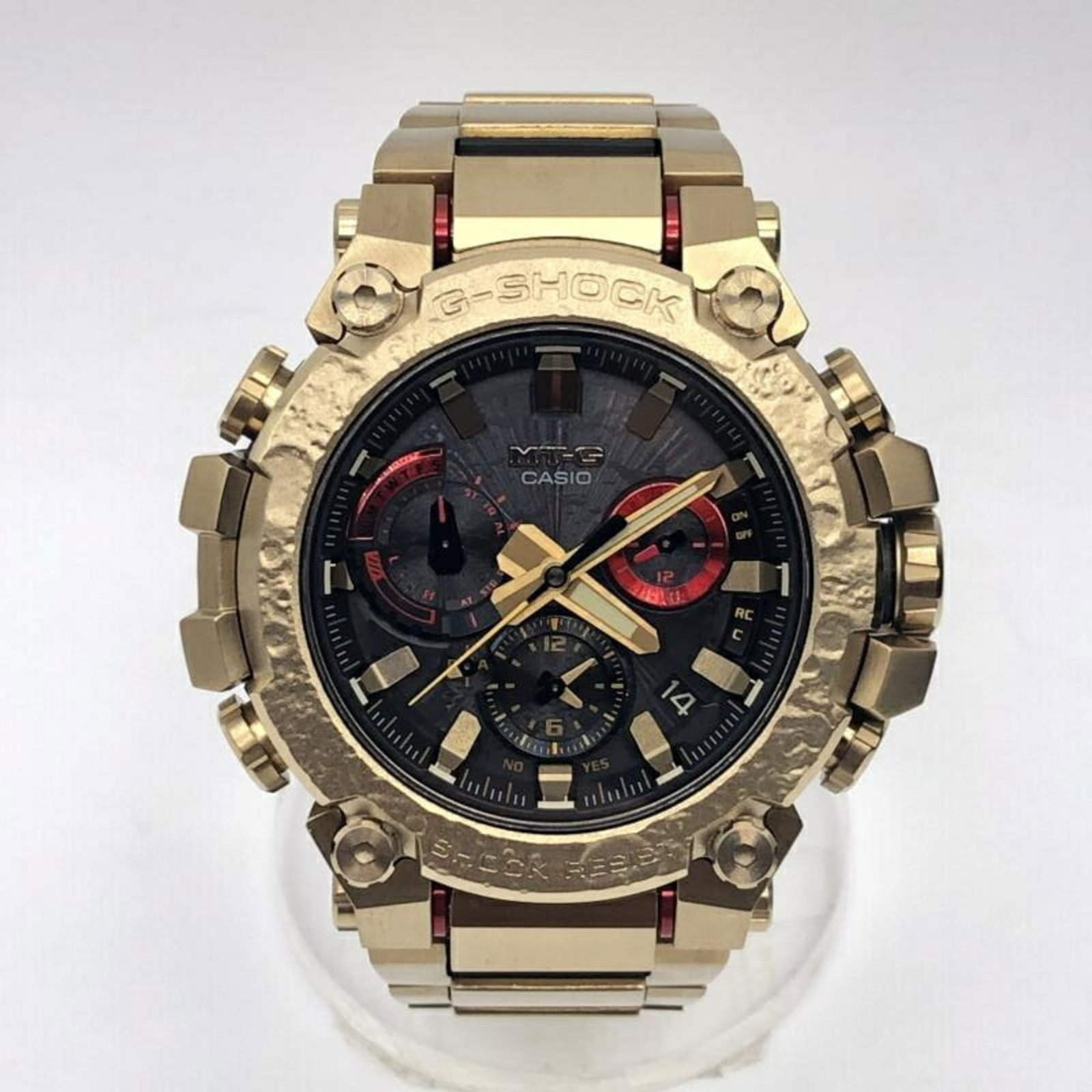 Wristwatch from Casio: Wristwatch from Casio The Casio wristwatch boasts a sleek design with a 42mm case diameter, making it a stylish accessory for everyday wear. With its durable construction and comfortable 18cm wrist si