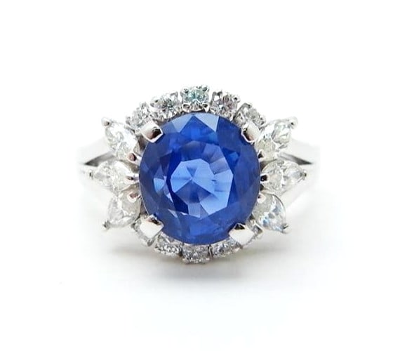 GIA Certi Sri Lanka Unheated Sapphire 2.111ct Diamond 0.47ct Platinum 900 Ring: GIA Certi Sri Lanka Unheated Sapphire 2.111ct Diamond 0.47ct Platinum 900 Ring The GIA-certified Sri Lanka unheated sapphire, weighing 2.111ct, is set in a platinum band alongside a 0.47ct diamond. Th