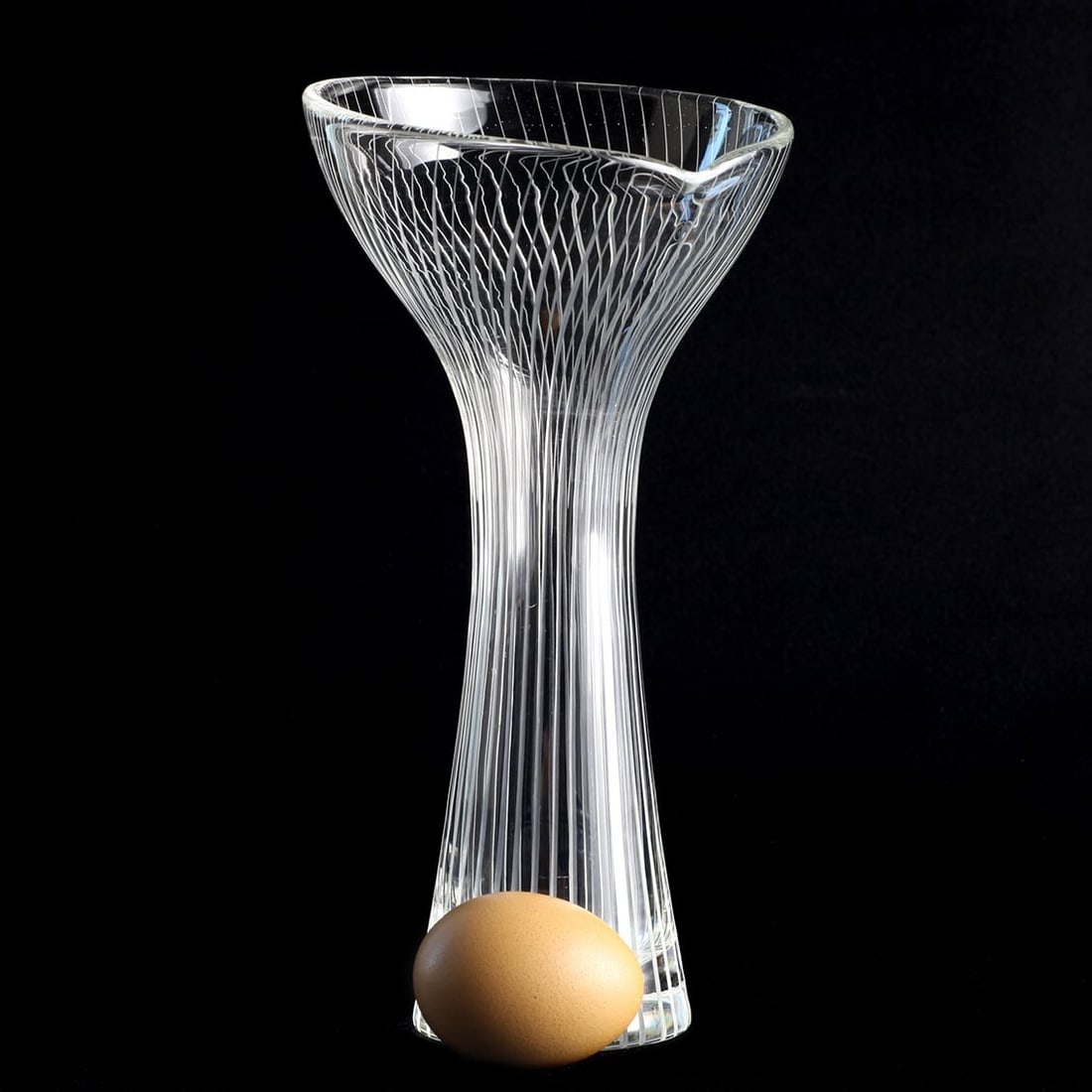 iittala Tapio Wirkkala design Kantarelli model number 3520 Used 27.5cm: iittala Tapio Wirkkala design Kantarelli model number 3520 Used 27.5cm Tapio Wirkkala's design for the Kantarelli model 3520 features a striking pin stripe pattern in clear glass, showcasing the artis