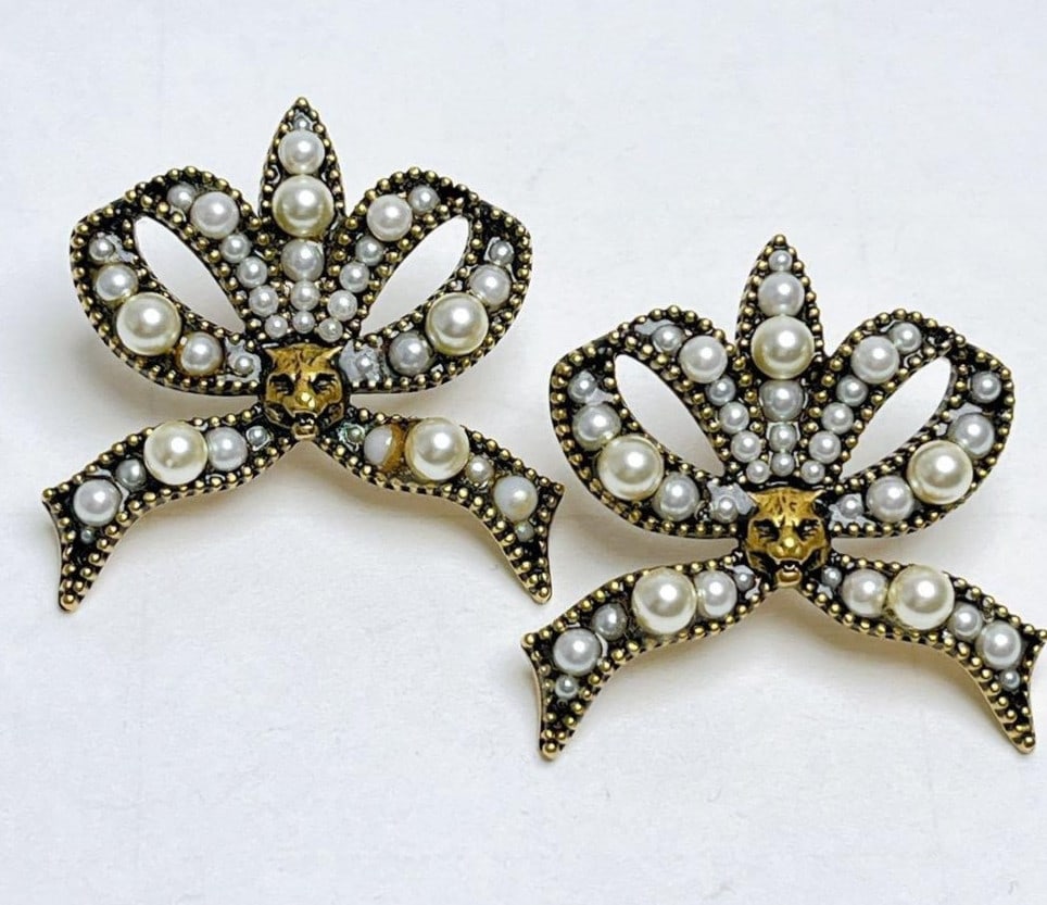 Gold tone cat head earrings with faux pearl motif ribbon in original box (1 of 12)