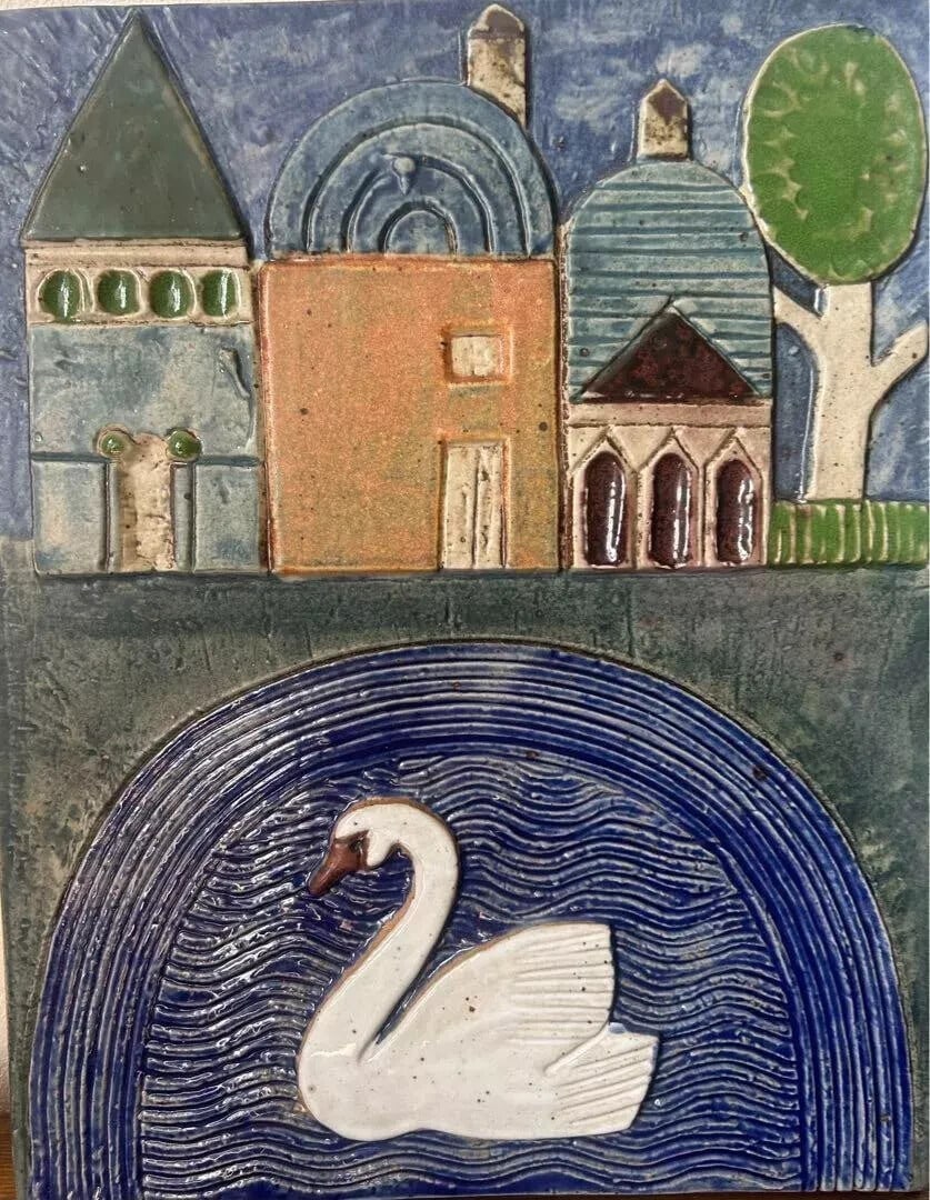 Lisa Larson Ceramic Plate "Swan" Limited 950 Gustavsberg Vintage good: Lisa Larson Ceramic Plate "Swan" Limited 950 Gustavsberg Vintage good The Gustavsberg ceramic plate features a striking multicolor design, showcasing the artistic talent of Lisa Larson. Handmade with 