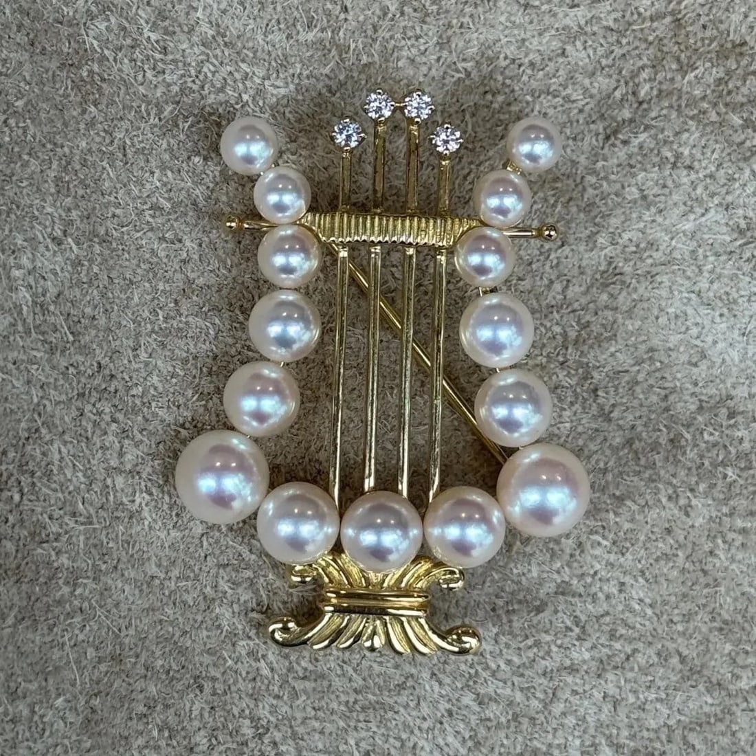 Mikimoto Pearls and 4 Diamond 18k Yellow Gold Harp Musical Instrument Pin Brooch: Mikimoto Pearls and 4 Diamond 18k Yellow Gold Harp Musical Instrument Pin Brooch Mikimoto pearls and four diamond 18k yellow gold harp musical instrument pin brooch, showcasing the beauty of Japanese