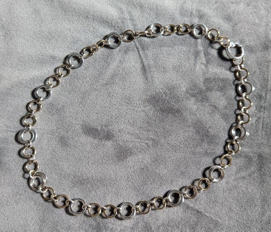 Tiffany & Co Vintage 18k Yellow Gold Silver 925 Circle Link Chain Necklace 18in: Tiffany & Co Vintage 18k Yellow Gold Silver 925 Circle Link Chain Necklace 18in 18k Yellow Gold and Silver Circle Link Chain Necklace, Signed by Tiffany & Co. This beautiful vintage necklace features 