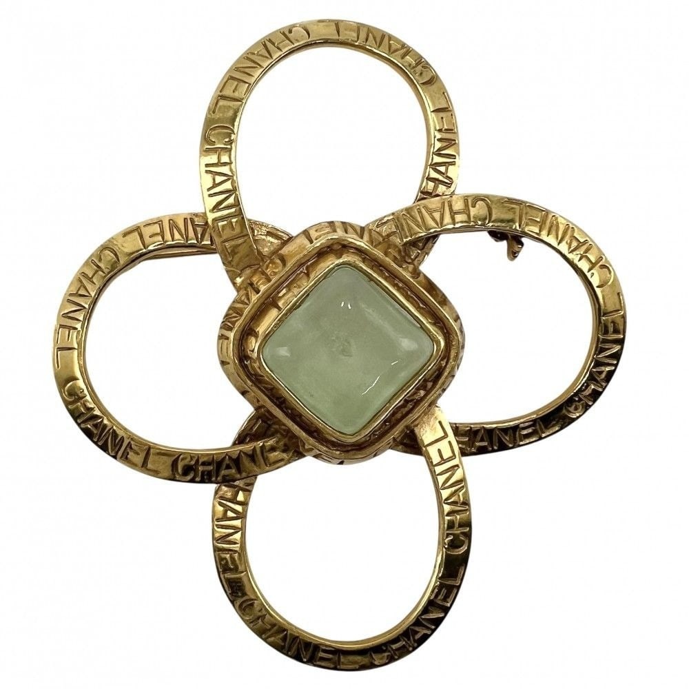 Vintage CHANEL 96P Gripoix Pin Brooch 2.8 inches Gold Plated in Rare: Vintage CHANEL 96P Gripoix Pin Brooch 2.8 inches Gold Plated in Rare The vintage CHANEL Gripoix Pin Brooch boasts a striking gold-plated design, measuring 2.8 inches in length, and features a single g