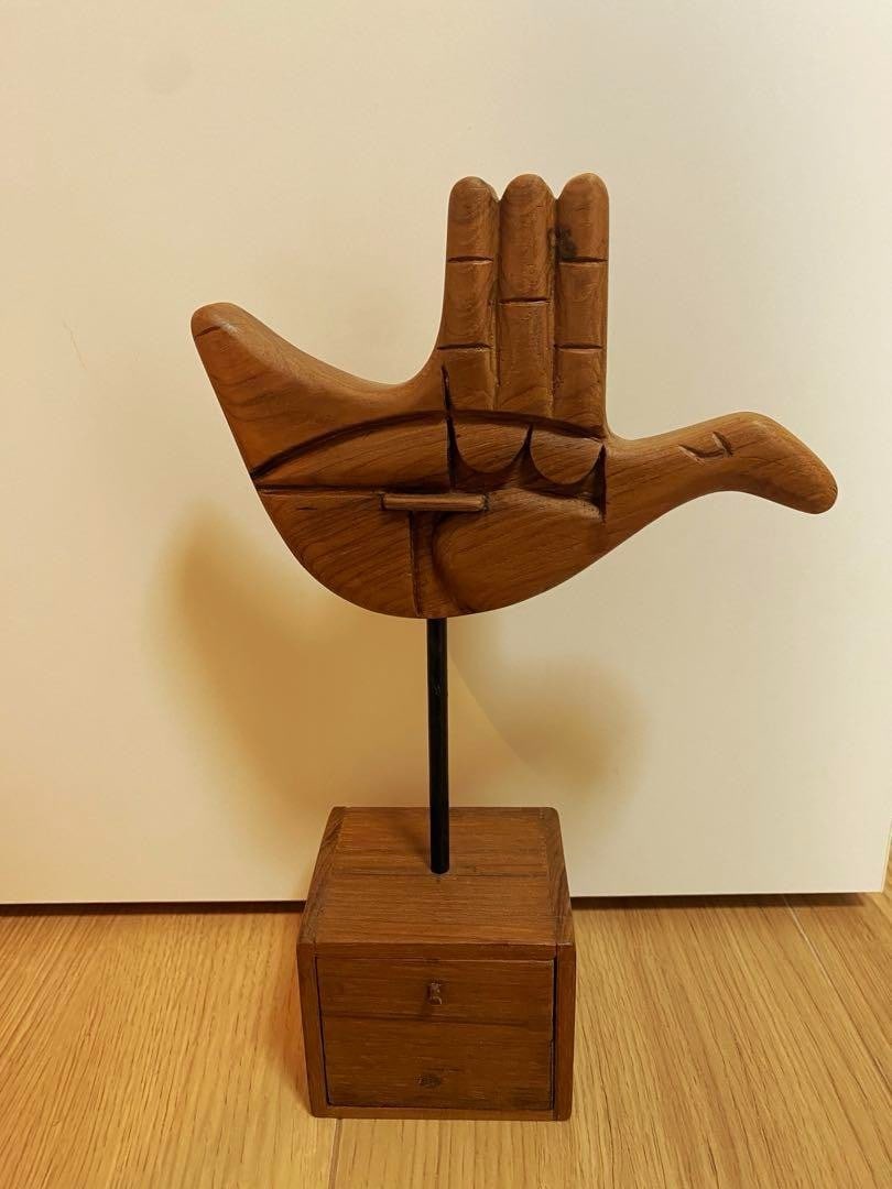 Le Corbusier Open Hand Objet Prez: Le Corbusier Open Hand Objet Prez Item Specifics: Artist: Le Corbusier Type: Objet Book Title: Open Size: Small Author: Le Corbusier Product Disclaimer: Please review the full description and photos. 