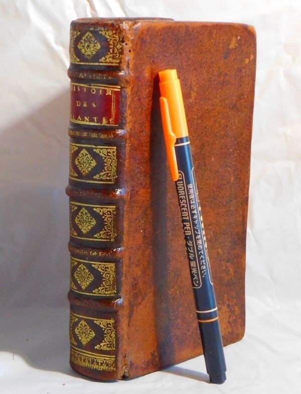 Histoire des plantes qui naissent aux environs de Paris - 1st Edition, 1698: Histoire des plantes qui naissent aux environs de Paris - 1st Edition, 1698 Leather-bound and adorned with the signature of Joseph Pitton de Tournefort, this 1st Edition of Histoire des plantes qui na