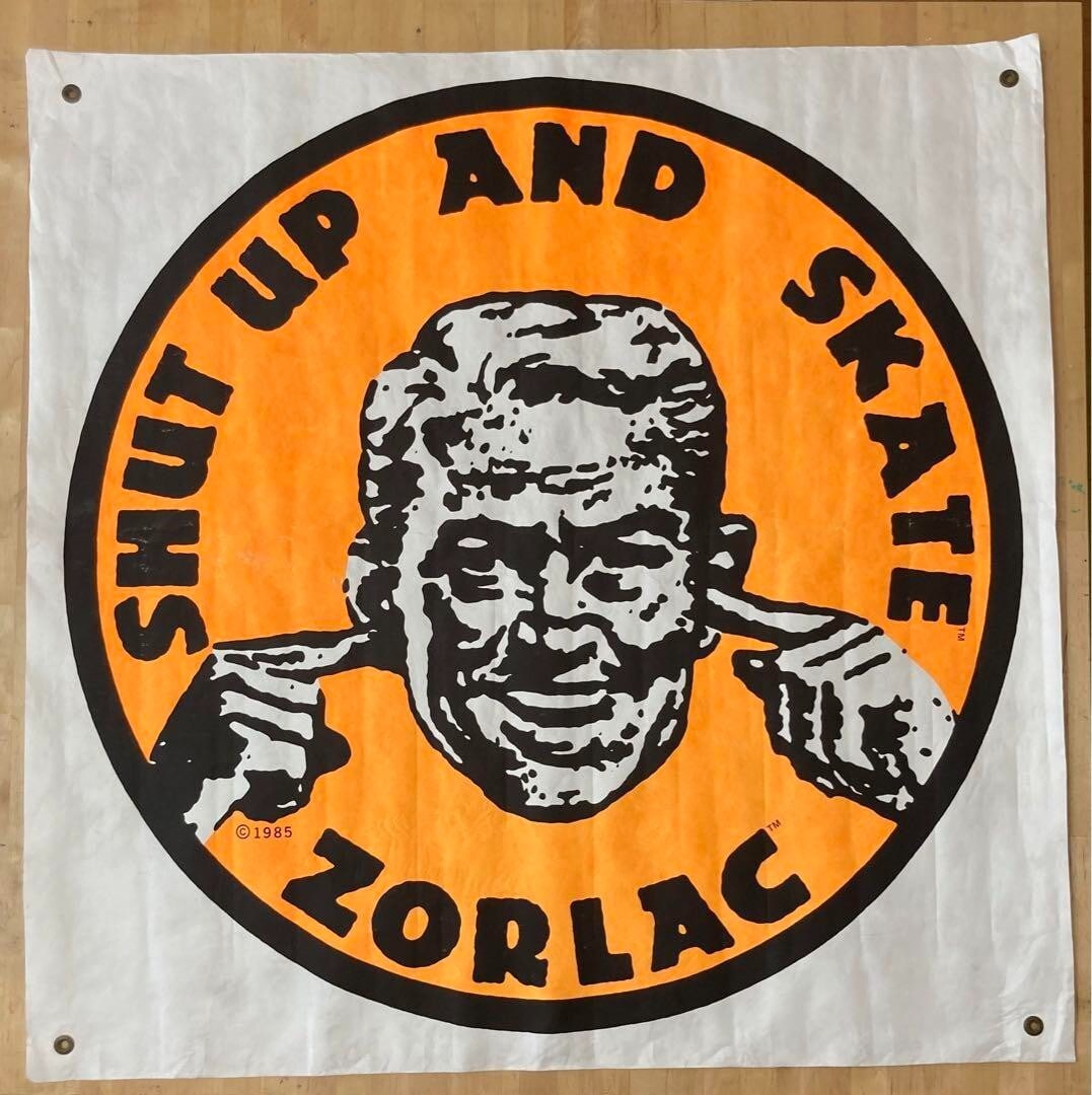 Original vintage skateboard zorlac 1985: Original vintage skateboard zorlac 1985 Original vintage Zorlac skateboard from 1985, featuring the iconic banner design of The 80s. This retro skateboard bears the signature of its creator, a notable