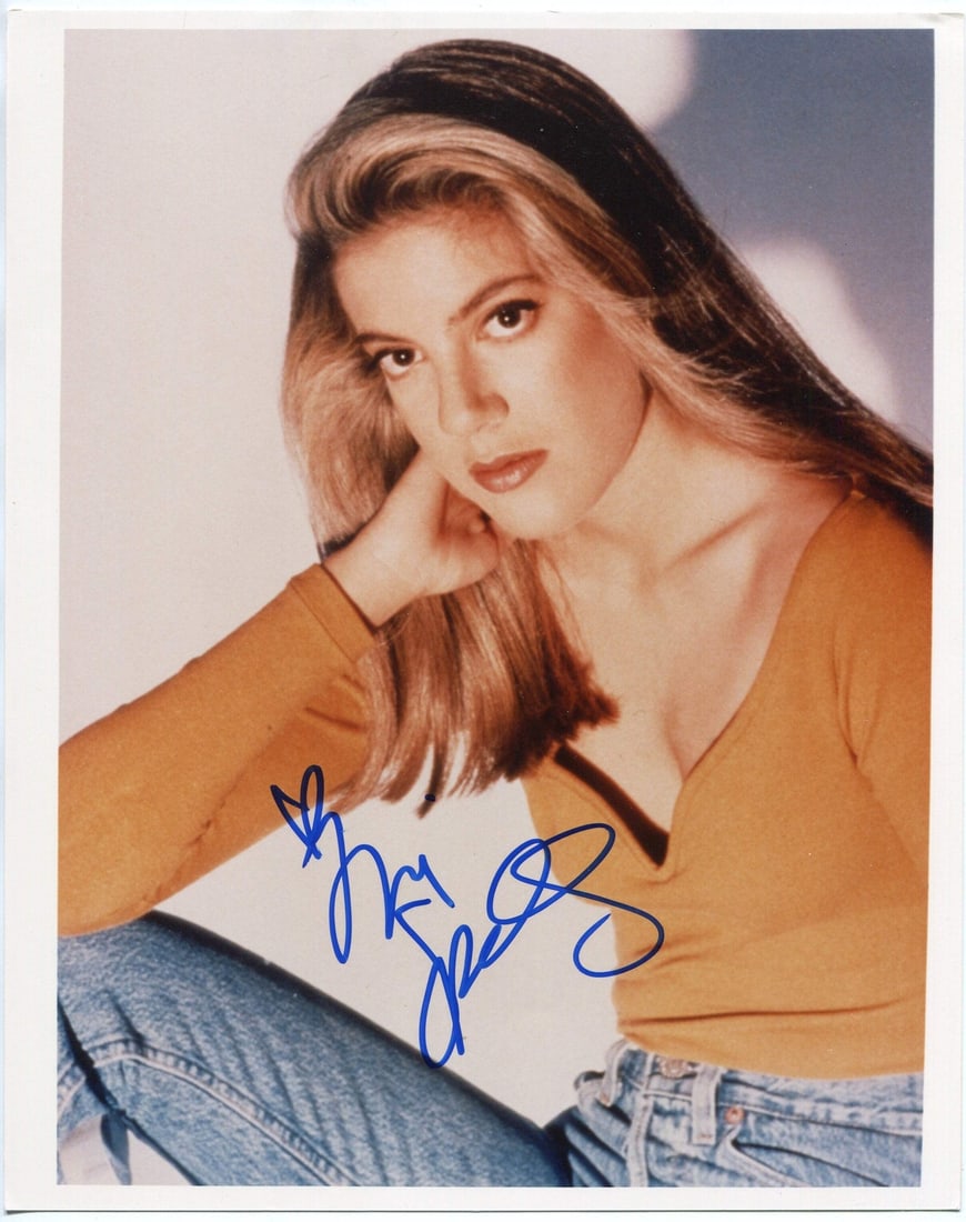 Tori spelling autographed 8x10 photo: Tori spelling autographed 8x10 photo Authentic Tori Spelling signed 8x10 photo, verified by Rich Altman's authentication service and accompanied by a Certificate of Authenticity from . This rare photo