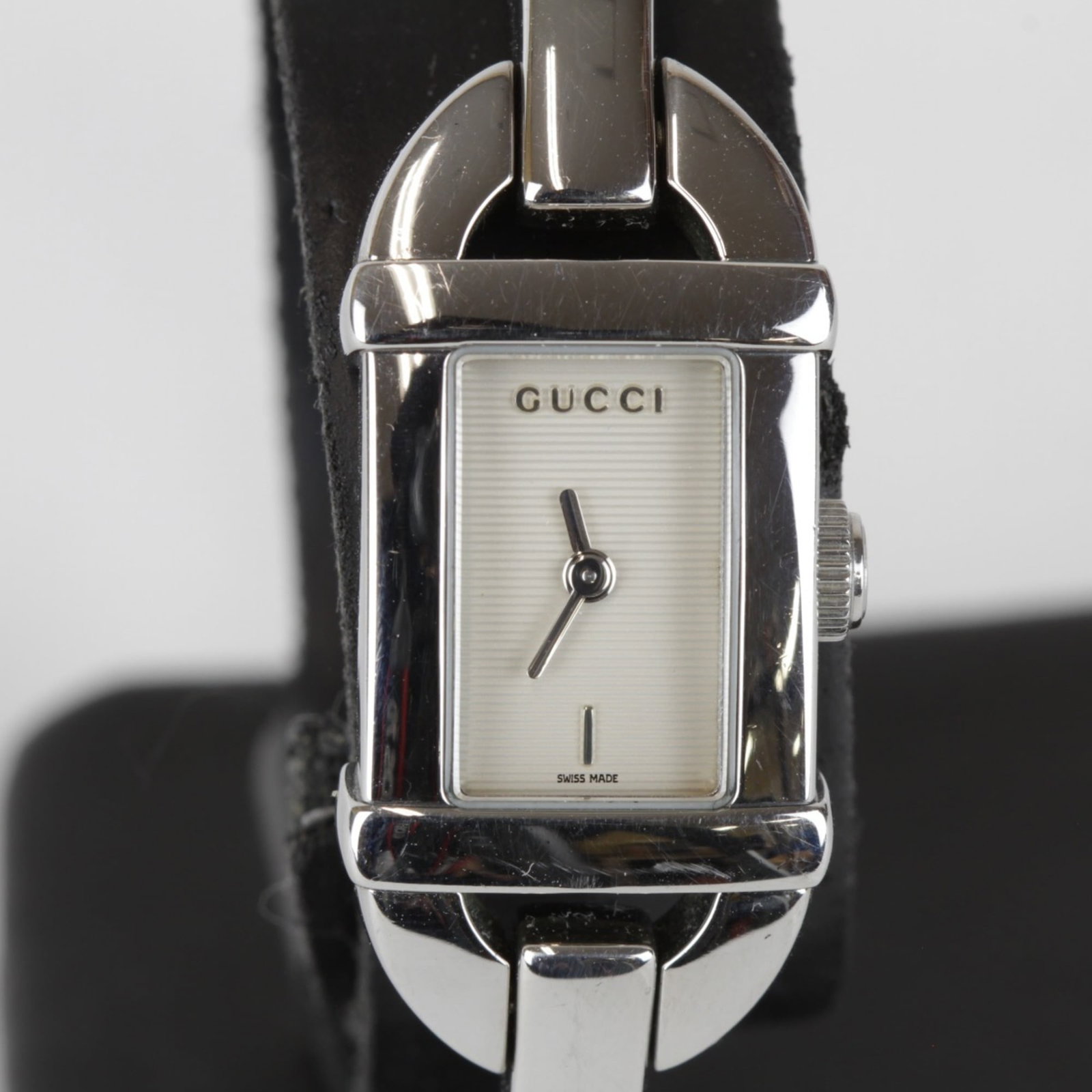 Gucci Wristwatch: Gucci Wristwatch Stainless steel case and band add a sleek touch to this Gucci women's wristwatch, featuring an analog display. The silver finish provides a subtle yet sophisticated look. With its cla