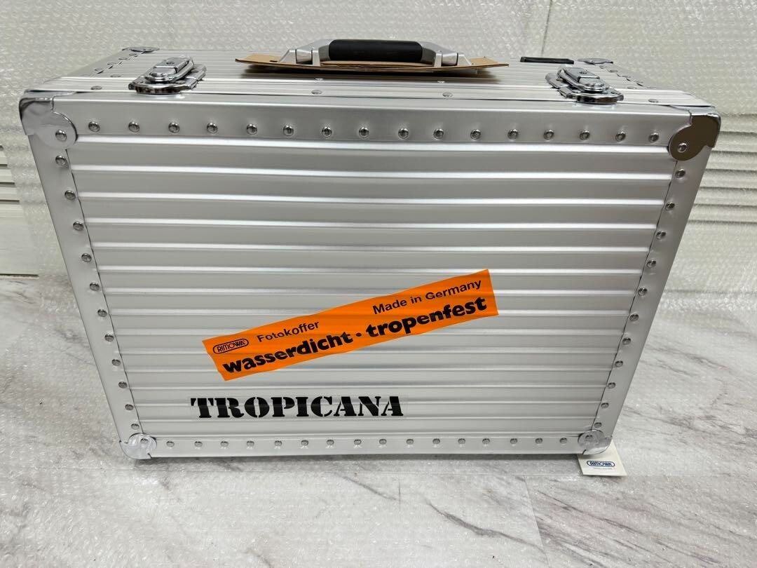 Rimowa Tropicana 39L Silver Carry Case Suitcase New: Rimowa Tropicana 39L Silver Carry Case Suitcase New Silver RIMOWA Tropicana 39L Carry Case Suitcase. This aluminum suitcase features the iconic RIMOWA design with a silver finish, providing a sleek an