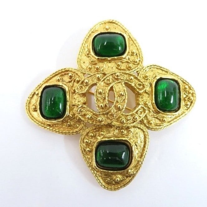 Vintage CHANEL Coco Mark CC Green Gripoix Pin Brooch Gold tone in Rare: Vintage CHANEL Coco Mark CC Green Gripoix Pin Brooch Gold tone in Rare Vintage CHANEL Coco Mark CC Green Gripoix Pin Brooch Gold tone in Rare features a striking green Gripoix stone set against a gold