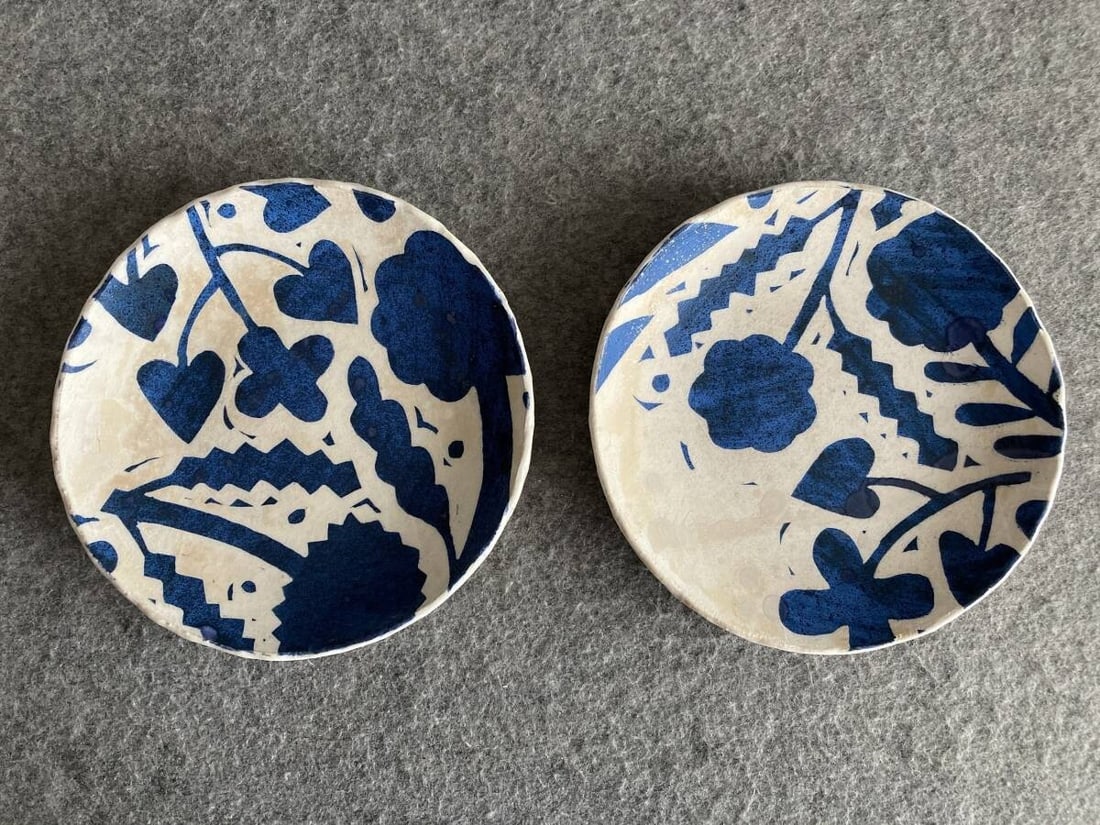 Makoto Kagoshima Round Plate Set of 2 Flower Pottery Japanese Collectible Plates: Makoto Kagoshima Round Plate Set of 2 Flower Pottery Japanese Collectible Plates Makoto Kagoshima's beautiful blue flower pottery plates are a stunning addition to any room. Handmade from ceramic,