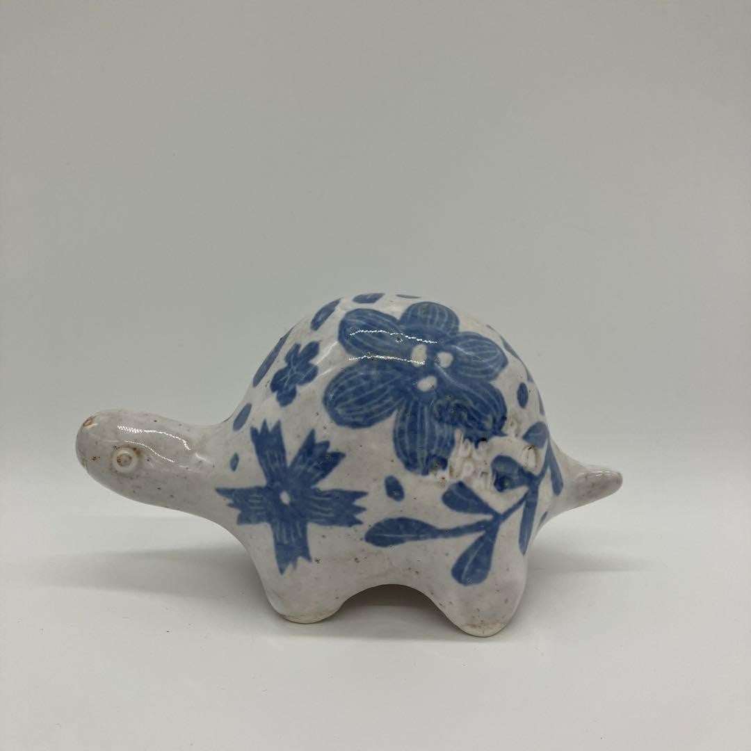 Makoto Kagoshima Turtle ornament blue: Makoto Kagoshima Turtle ornament blue The Makoto Kagoshima Turtle ornament is a beautiful blue sea turtle, carefully crafted from materials that reflect its oceanic charm. This small, delicate ornamen