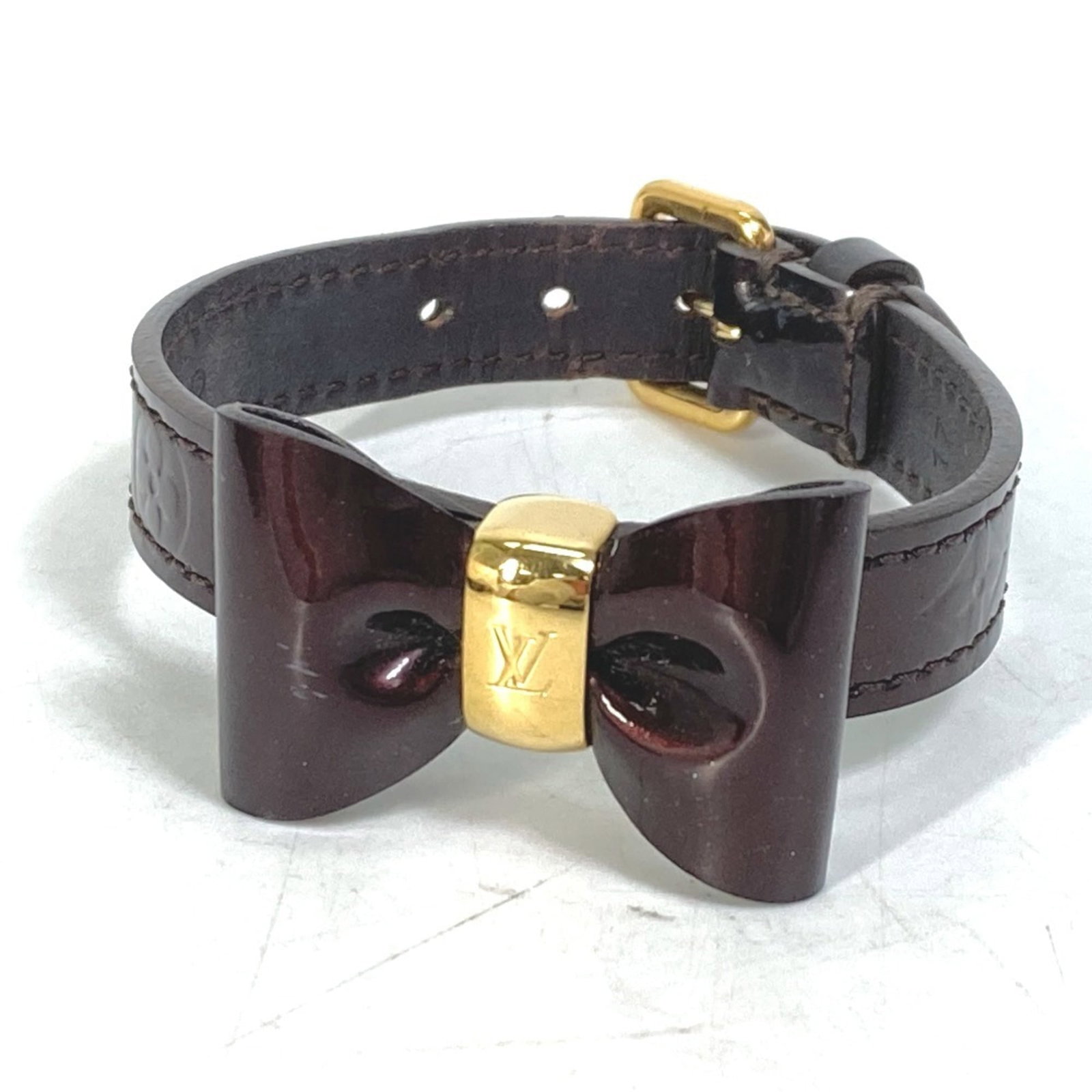 Monogram Vernis Charm Bracelet Louis Vuitton: Monogram Vernis Charm Bracelet Louis Vuitton Monogram Vernis Charm Bracelet Louis Vuitton features the iconic Amarante, Purple color and a unique monogram pattern. This used charm bracelet has a total