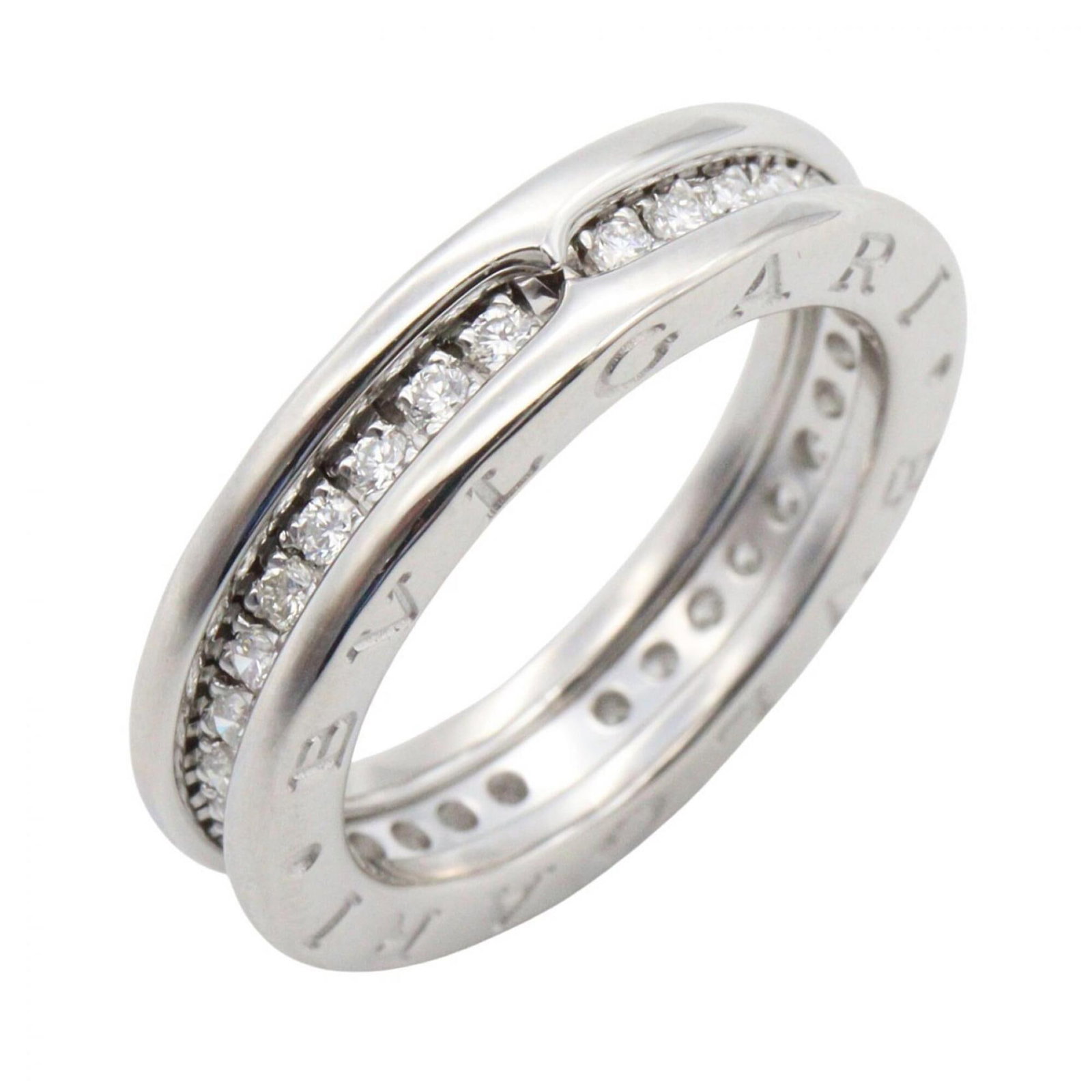 Couple Ring Bvlgari in White Gold 18K: Couple Ring Bvlgari in White Gold 18K Bvlgari's Couple Ring in White Gold 18K boasts clear stones set against a sleek, white gold backdrop. A like-new condition with hardly any signs of wear, this