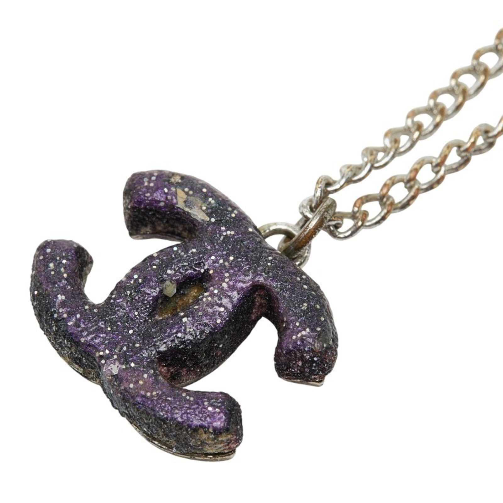 Silver Metal Necklace Mark Coco Chanel Purple Women: Silver Metal Necklace Mark Coco Chanel Purple Women Silver Metal Necklace Mark Coco Chanel Purple Women - A Timeless Piece from the Iconic Fashion House. This beautiful silver metal necklace features 