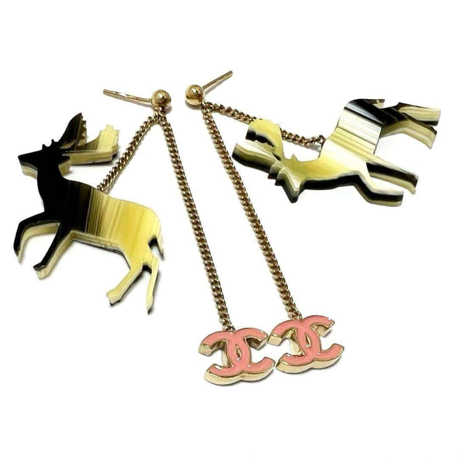 Drop earrings metal by Chanel: Drop earrings metal by Chanel Drop earrings by Chanel, featuring metal construction and a classic design. The item shows some traces of usage, with minor scratches and dirt, but remains in very good c