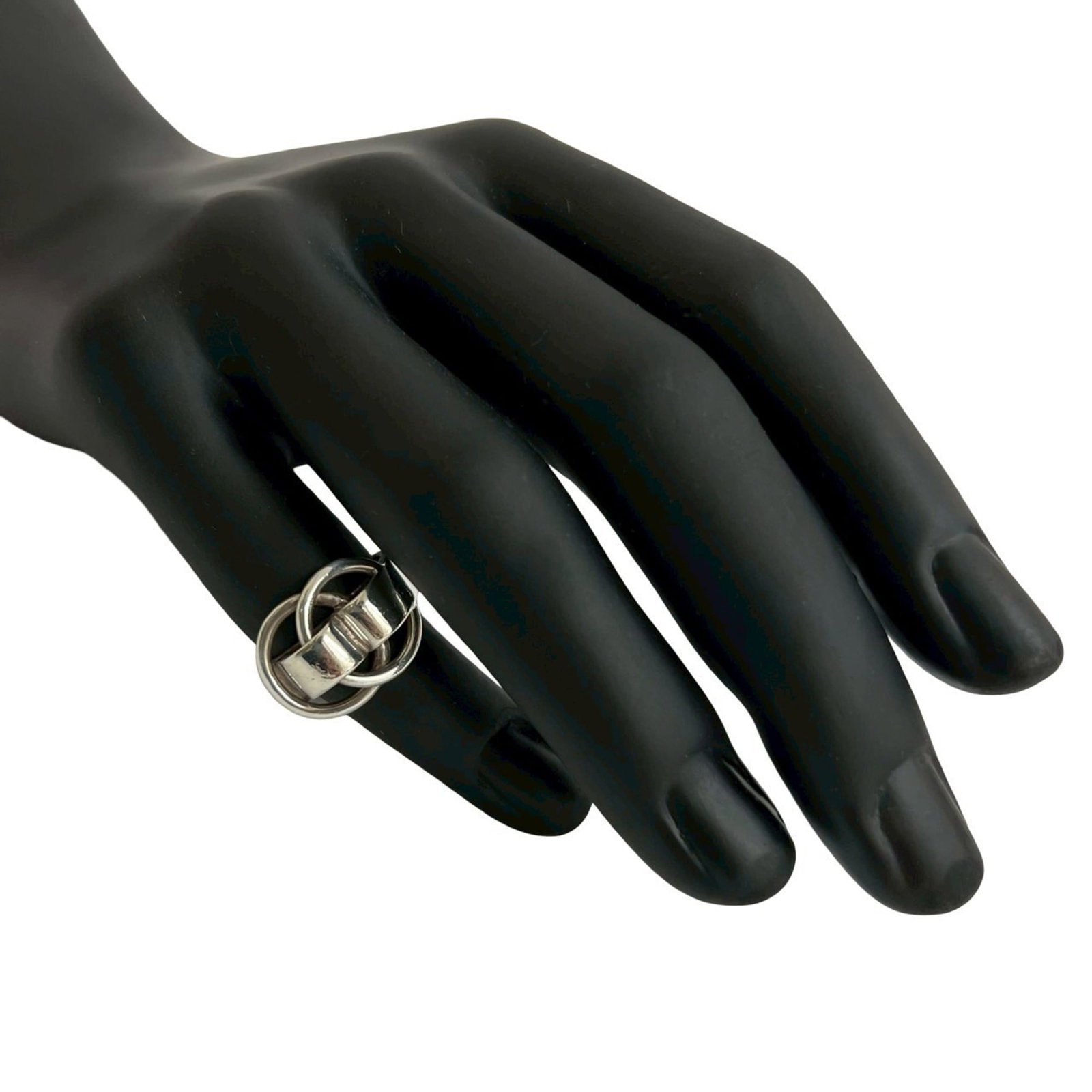 Ring Hermes Silver Band 925: Ring Hermes Silver Band 925 Silver band ring from Hermes, made from 925 sterling silver. The ring bears signs of usage and has minor scratches, but remains in good condition. This used ring features a