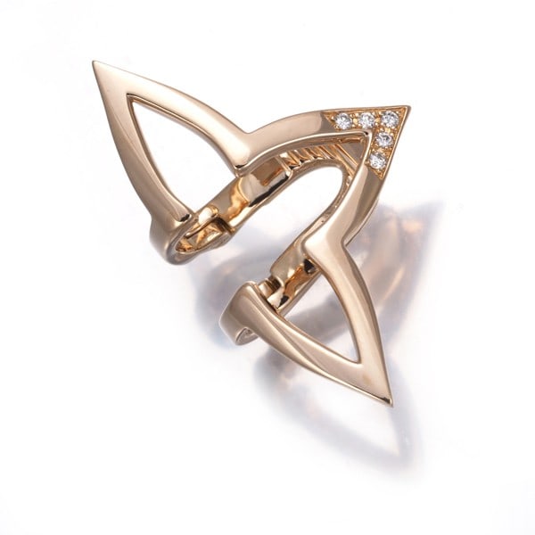 Louis Vuitton Single Earring Diamond Ombre Blossom Ear Cuff 18K Rg: Louis Vuitton Single Earring Diamond Ombre Blossom Ear Cuff 18K Rg 18k Rose Gold Louis Vuitton Ombre Blossom Ear Cuff features a diamond main stone, set in an elegant single earring design. The