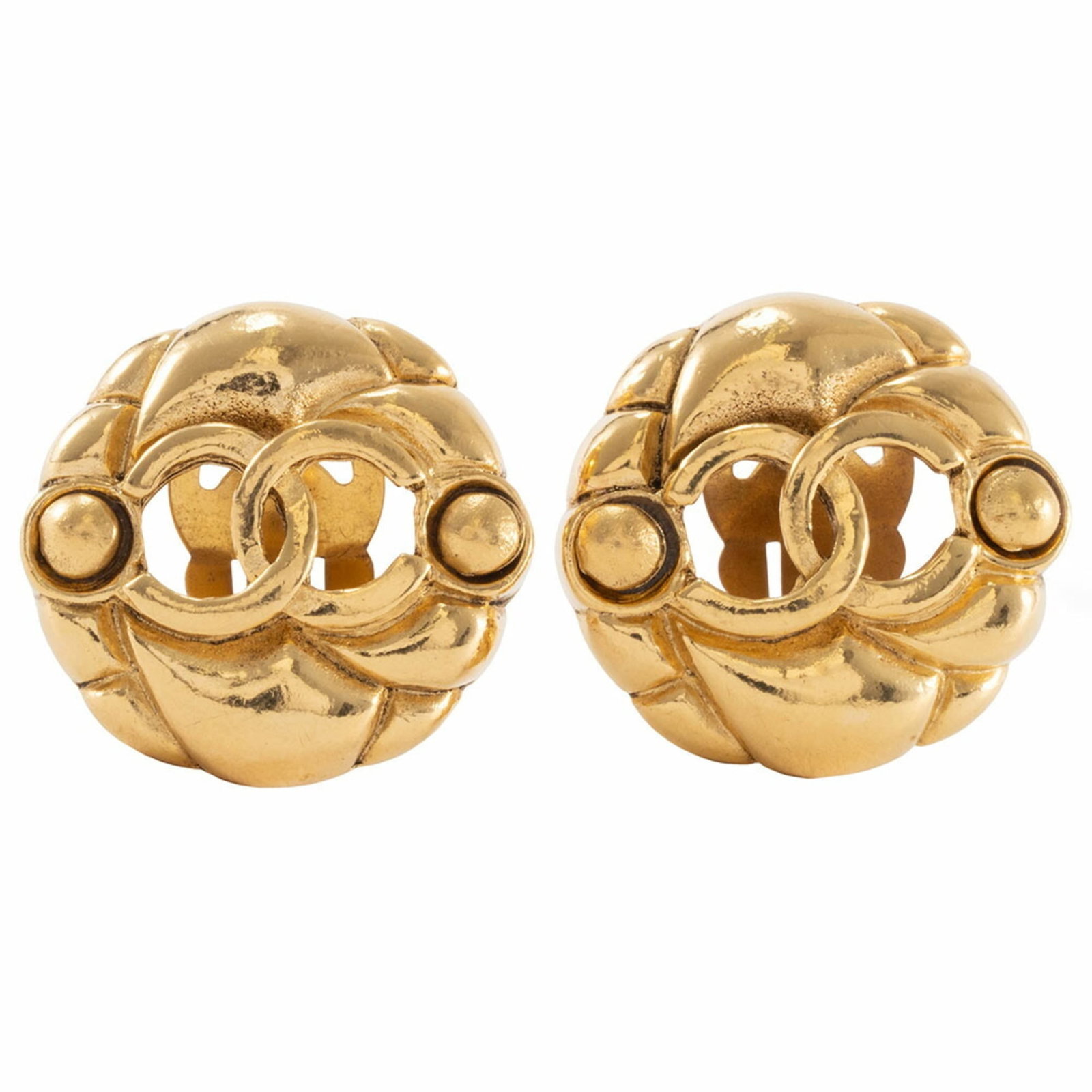 Clip earrings gold plating by Chanel: Clip earrings gold plating by Chanel Gold plating clip earrings from the iconic Chanel brand, bearing subtle traces of usage and minor scratches. Measuring 22.00mm x 23.00mm in size, these elegant