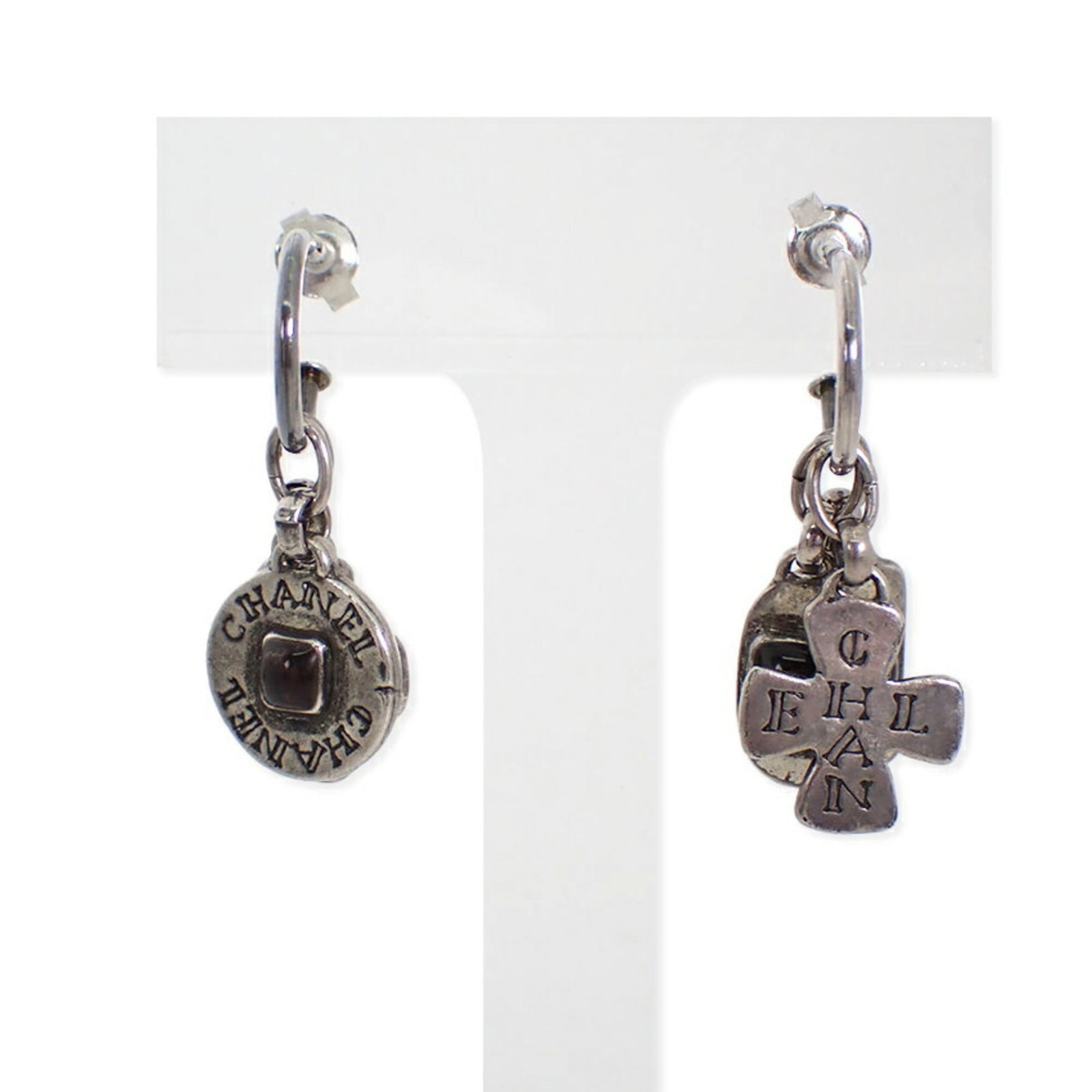 Chanel stud earrings: Chanel stud earrings Chanel stud earrings with a classic design, bearing the iconic interlocking CC logo. Measuring 22.30mm x 13.10mm, these earrings feature a subtle yet elegant style that adds