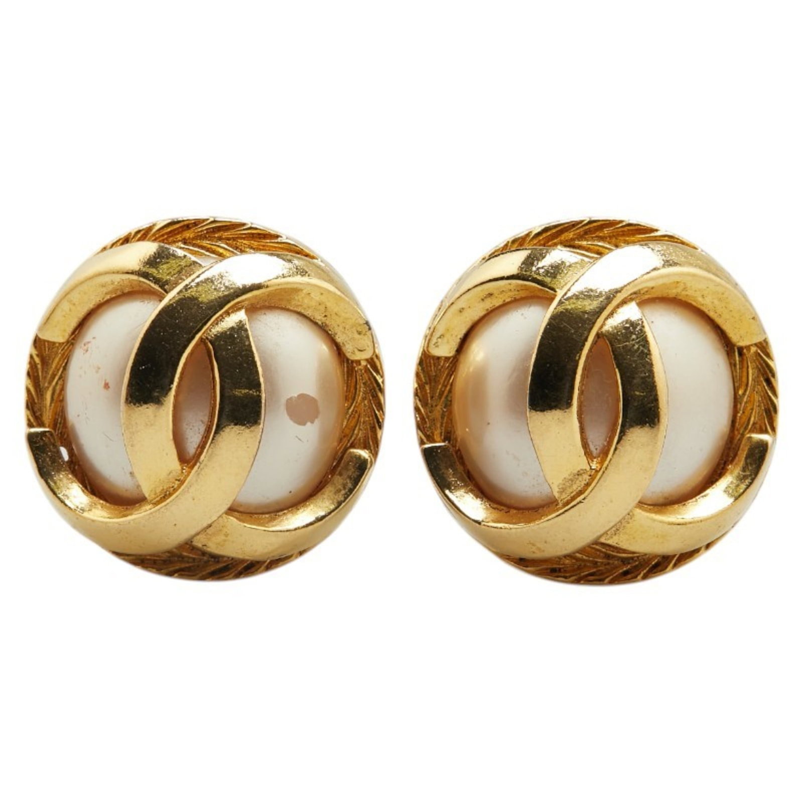 Artificial pearl gold plating clip earrings Chanel: Artificial pearl gold plating clip earrings Chanel Gold plating and artificial pearl details give these clip earrings a luxurious look, reminiscent of the iconic Chanel style. The earrings have some s