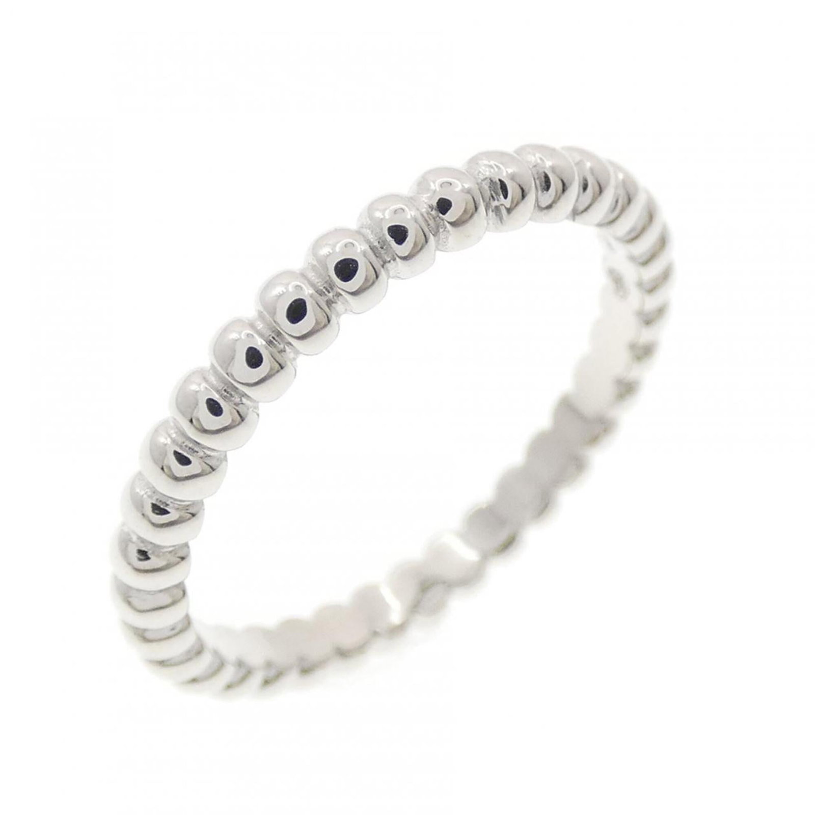 Van Cleef & Arpels Band Ring White Gold (18K): Van Cleef & Arpels Band Ring White Gold (18K) Van Cleef & Arpels Band Ring White Gold (18K) features a timeless design in white gold, 18K. This used band ring has a few traces of usage and some scratc