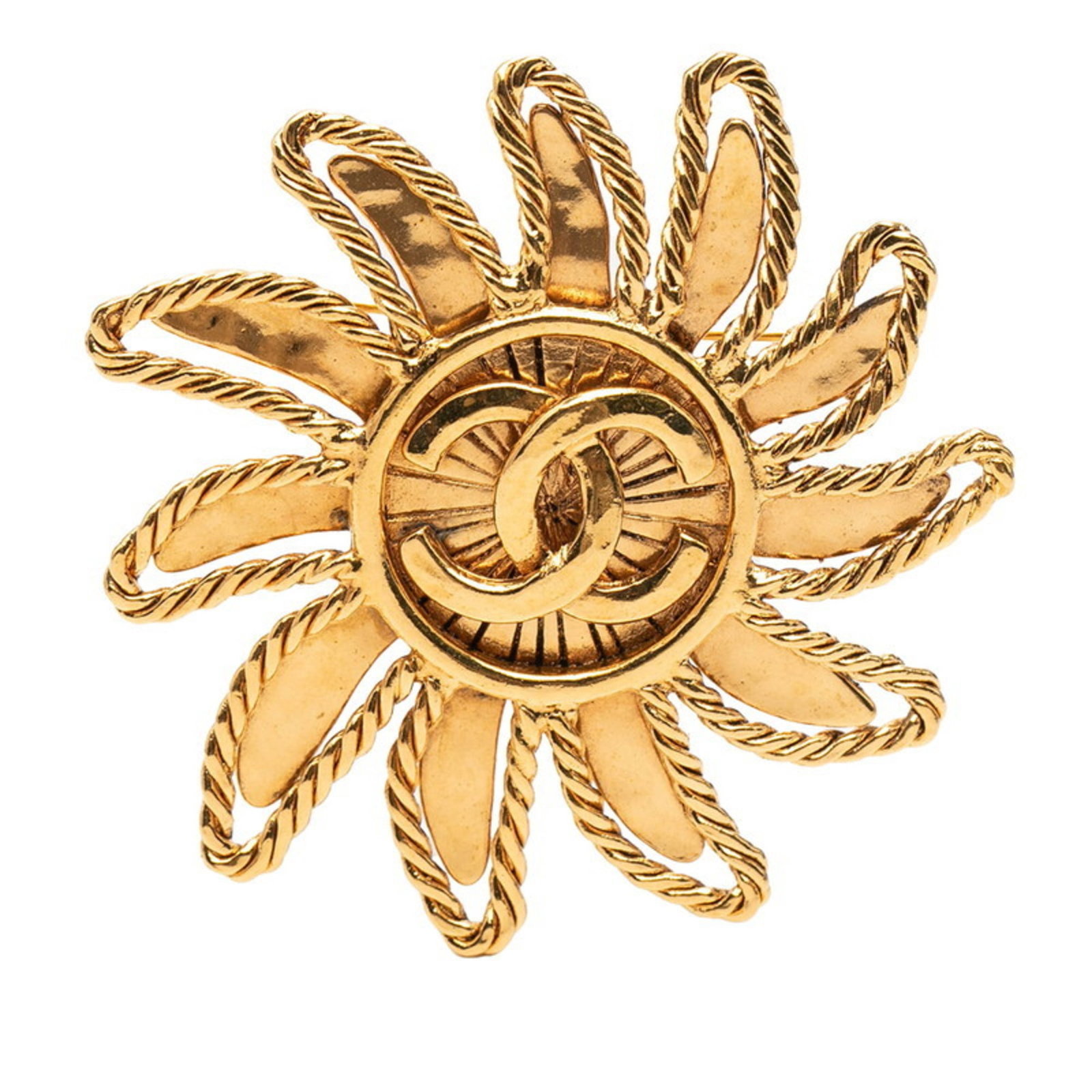 Gold Plating Brooch Chanel: Gold Plating Brooch Chanel Gold Plating Brooch Chanel - 6cm x 6cm / 2.36'' x 2.36''. A few traces of usage, some scratches / dirt can be seen but overall in very good condition, with a gold plating fi