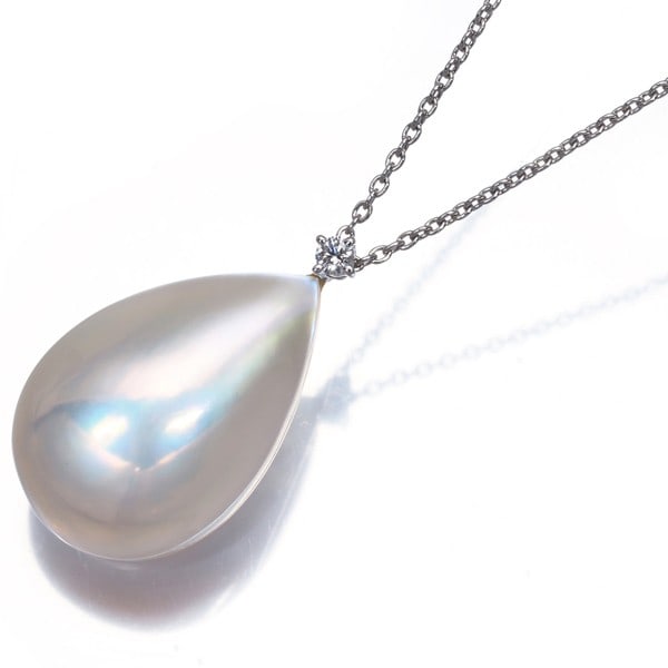 Tasaki Necklace Mabe Pearl Diamond 0.03Ct Drop 18K 750 White Gold: Tasaki Necklace Mabe Pearl Diamond 0.03Ct Drop 18K 750 White Gold Tasaki Necklace Mabe Pearl Diamond 0.03Ct Drop 18K 750 White Gold features a stunning mabe pearl surrounded by diamond accents, set in