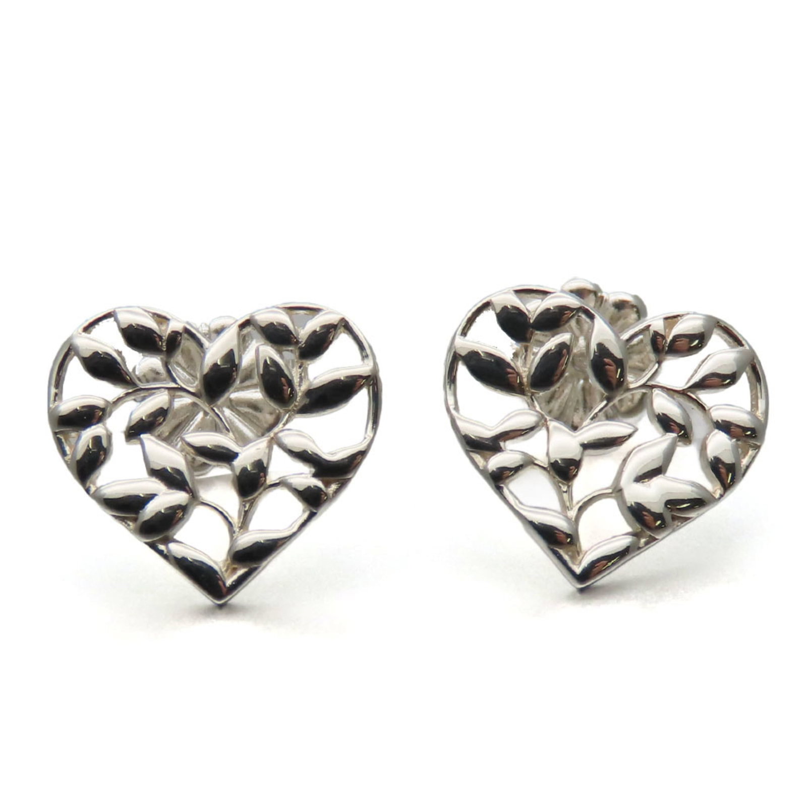 Silver 925 stud earrings by Tiffany: Silver 925 stud earrings by Tiffany Silver 925 stud earrings by Tiffany, featuring a sleek and sophisticated design, are available for purchase. Made from high-quality silver 925 material, these earri