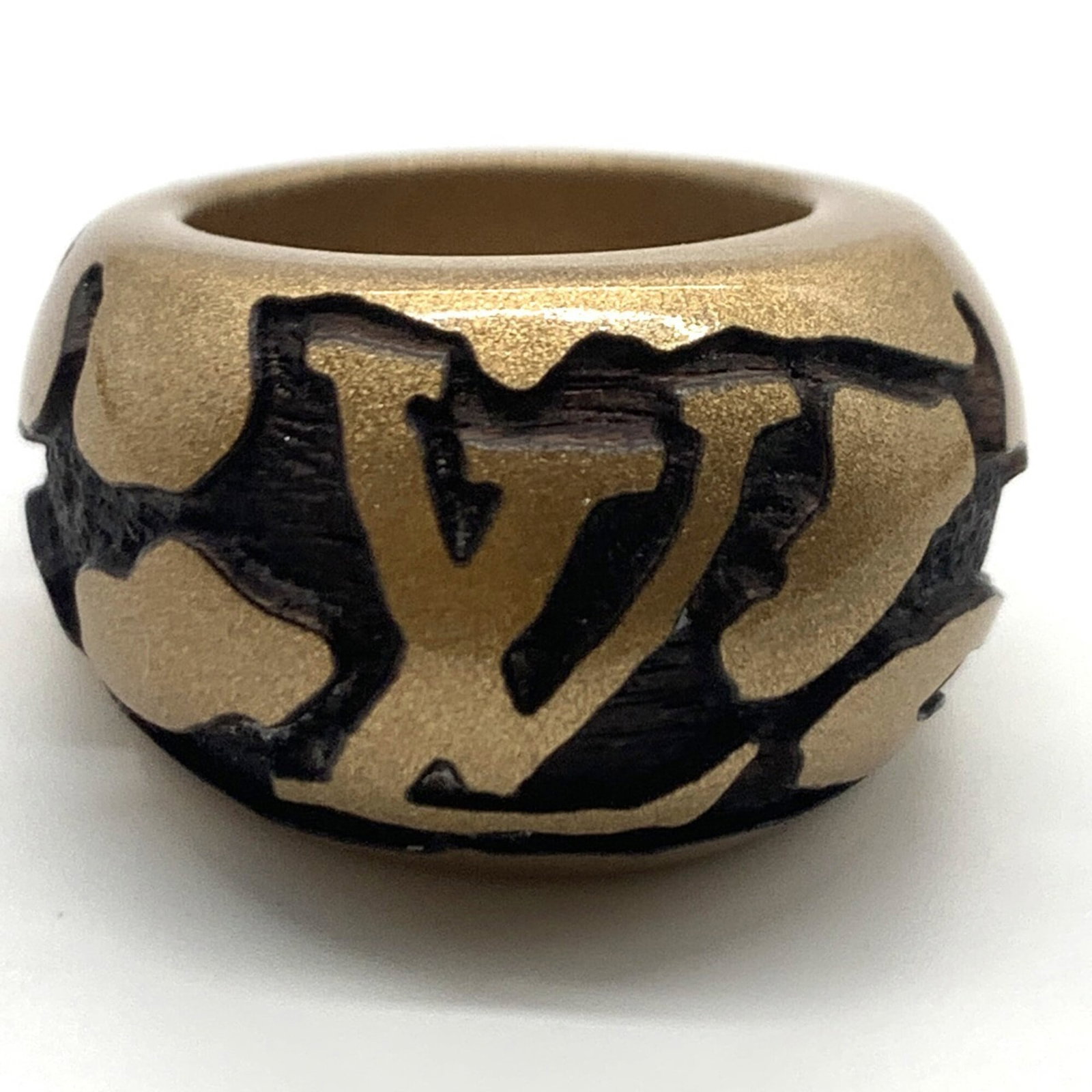Louis Vuitton Band Ring: Louis Vuitton Band Ring Louis Vuitton Band Ring features a unique metallic design, showcasing the brand's signature style. Made from wood, this band ring boasts a distinctive look that sets it apart. 