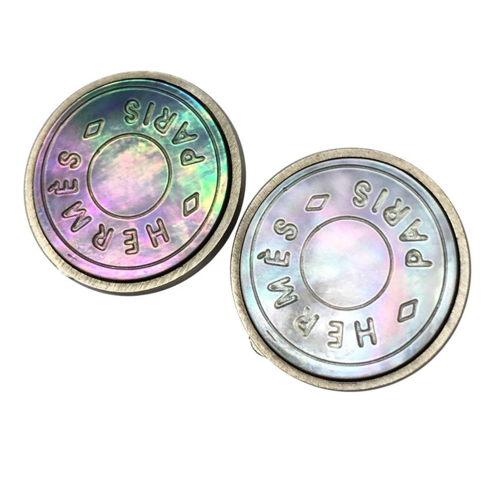Shell brass earrings Hermes clip: Shell brass earrings Hermes clip Shell brass earrings with an elegant Hermes clip, featuring a striking black and silver design. The intricate details of the shell pattern are showcased in high relief
