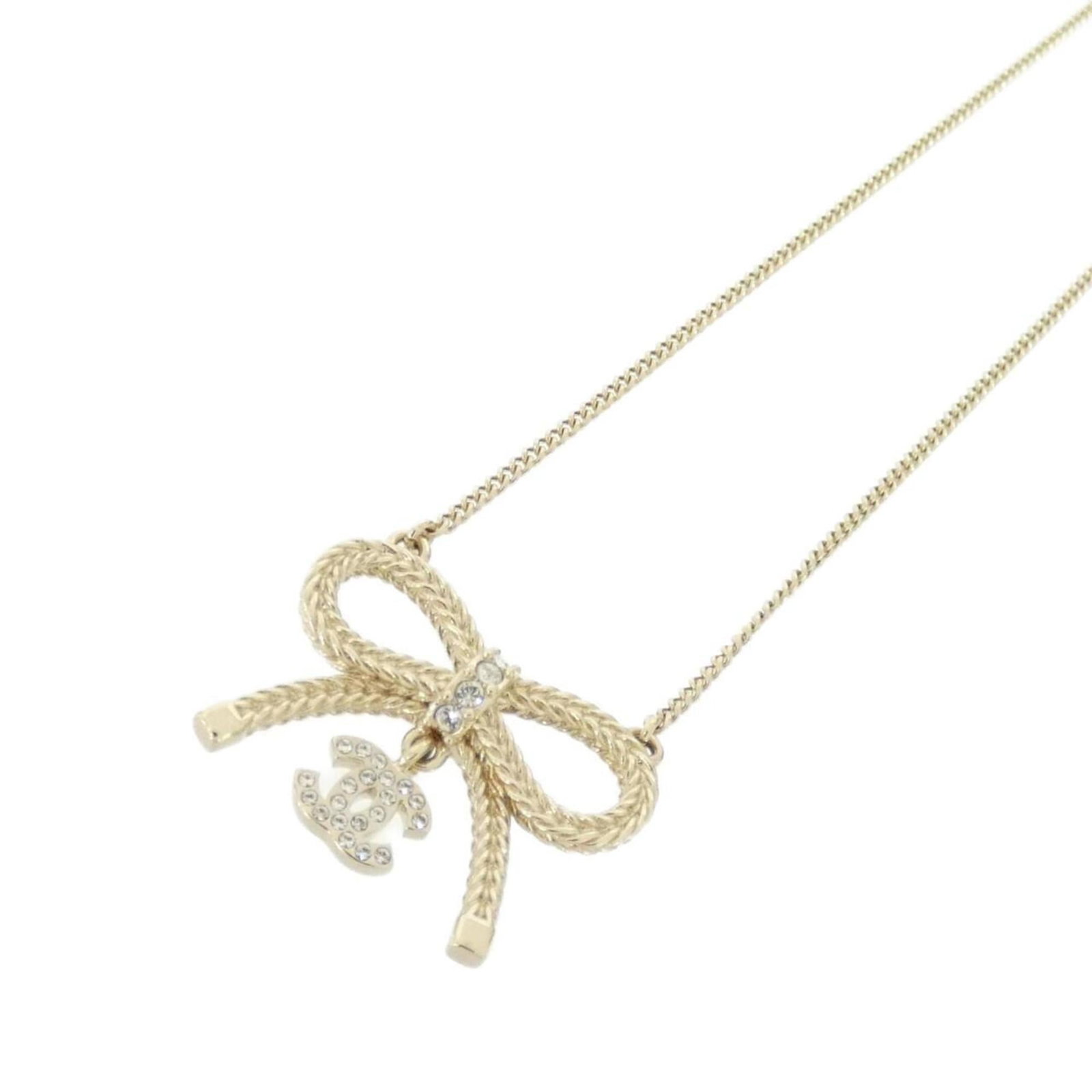 Abe650 Necklace by Chanel: Abe650 Necklace by Chanel Abe650 Necklace by Chanel features a clear, gold pendant with a 23mm x 28mm size. This used necklace is in very good condition, showing only a few traces of usage and minor
