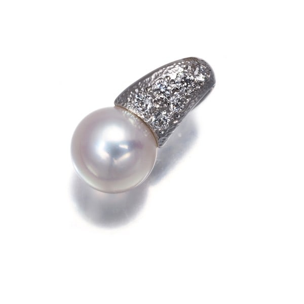 Akoya Pearl Pendant 7.0Mm Diamond 750 White Gold: Akoya Pearl Pendant 7.0Mm Diamond 750 White Gold 18k white gold pendant features a stunning Akoya pearl, measuring 7.0mm in diameter, set against a beautiful diamond accent. The intricate design showc