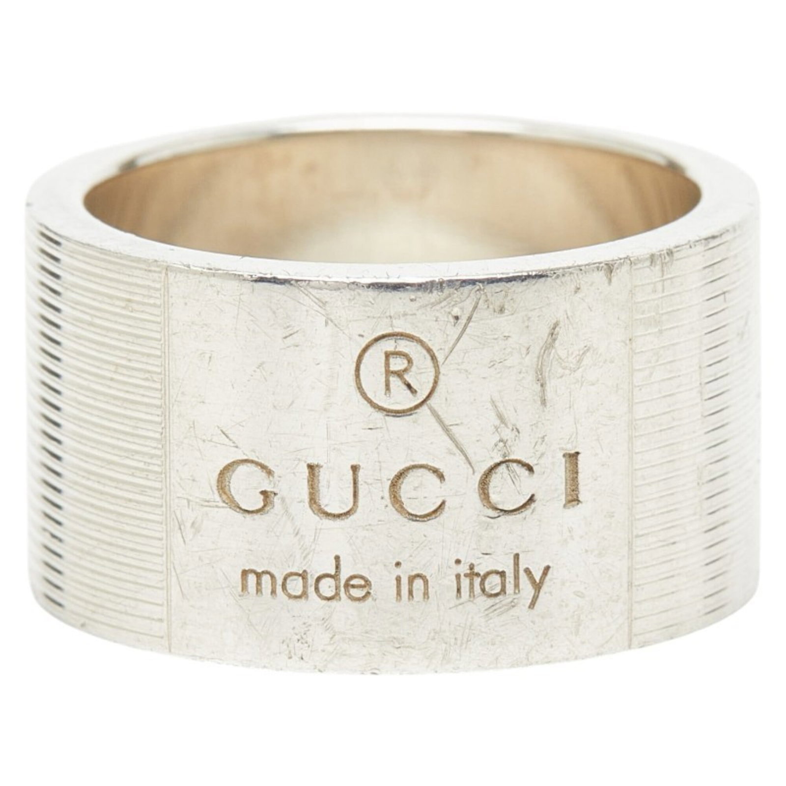 Gucci ring band silver 925: Gucci ring band silver 925 Silver 925 Gucci ring band in excellent used condition, bearing the signature of the renowned luxury brand. Traces of usage and minor scratches can be seen, adding a touch