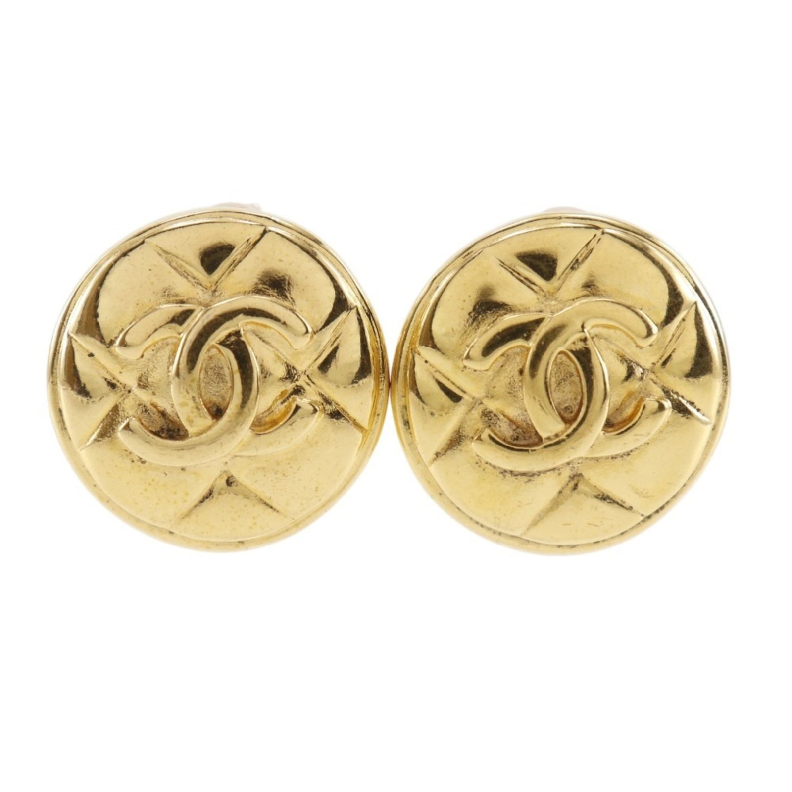 Clip earrings gold plating by Chanel: Clip earrings gold plating by Chanel Clip earrings in gold plating by Chanel, featuring a classic design with a subtle touch of luxury. The item bears traces of usage and minor damages, but remains in