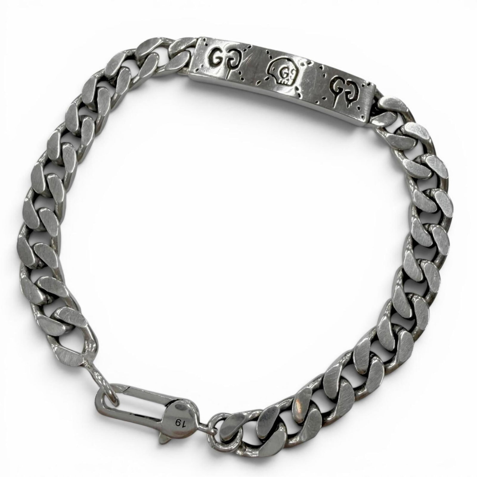 Gucci Charm Bracelet Silver 925: Gucci Charm Bracelet Silver 925 Silver 925 Gucci Charm Bracelet, featuring the iconic brand's signature style. This used charm bracelet boasts a sleek silver finish with some minor scratches and