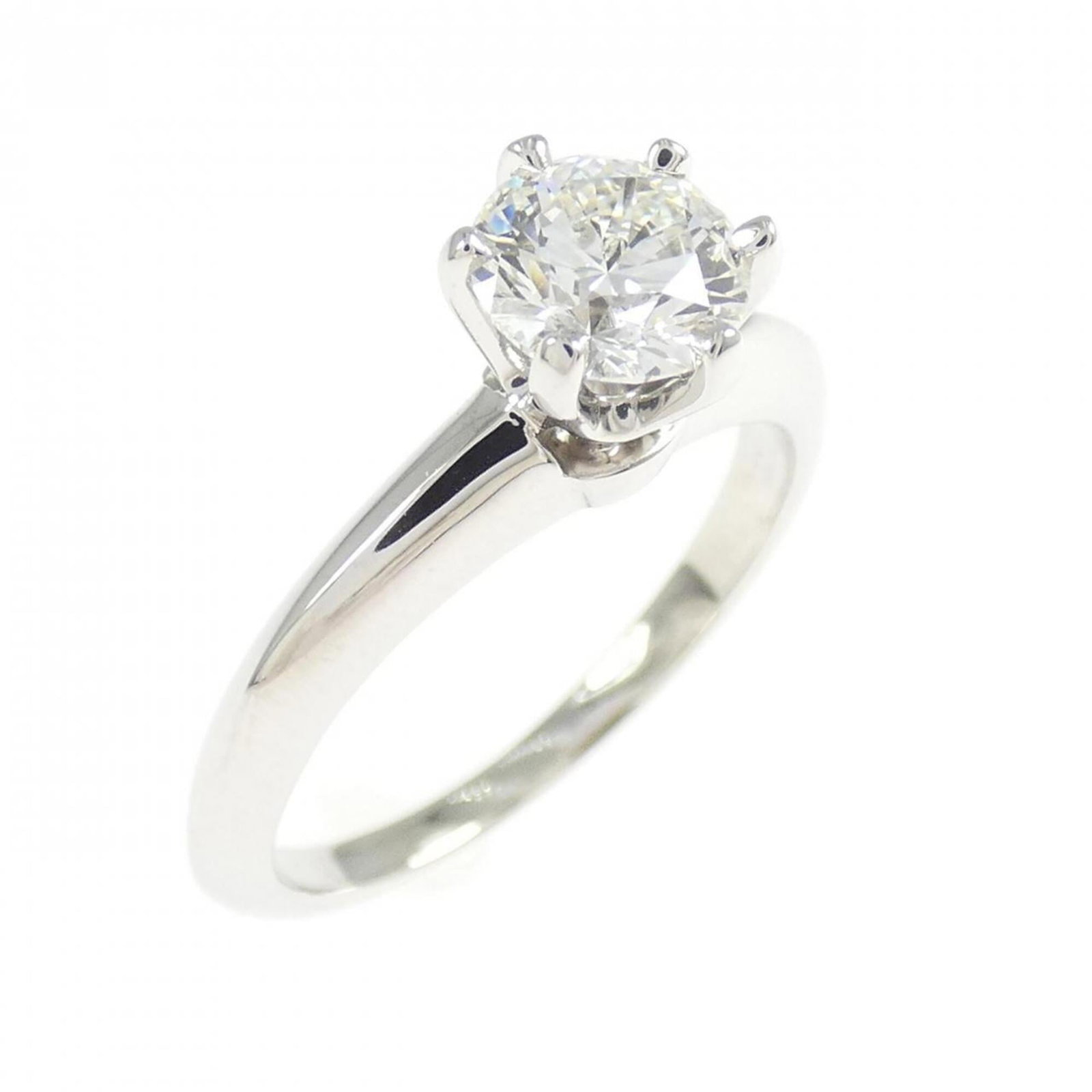 Platinum ring by Tiffany band: Platinum ring by Tiffany band Platinum ring by Tiffany features a classic band design made from high-quality platinum. The item shows some signs of usage, with a few scratches and minor dirt marks,
