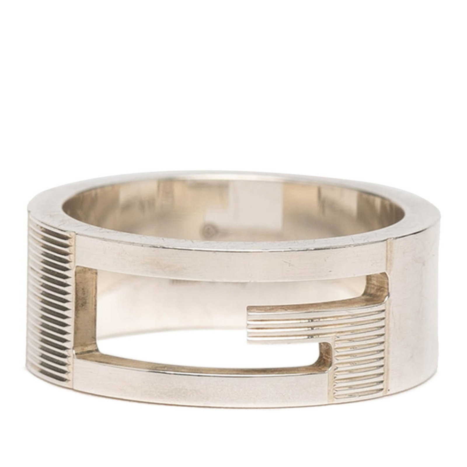 Gucci ring band silver 925: Gucci ring band silver 925 Silver 925 Gucci ring band in good condition, with traces of usage and minor scratches visible. This piece bears the signature of the brand, showcasing a sleek silver