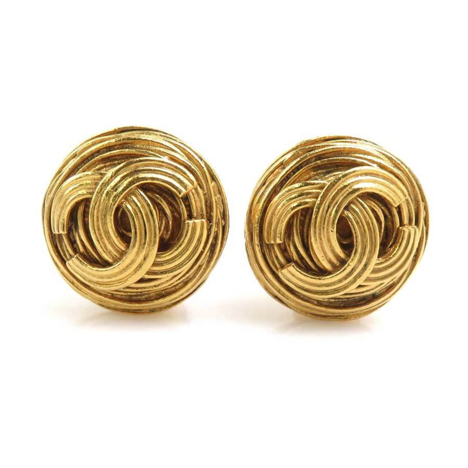 Clip earrings metal by Chanel: Clip earrings metal by Chanel Clip earrings by Chanel in gold metal, featuring a classic design with subtle wear from previous use. The item measures 20mm x 20mm and bears signs of usage, including sc