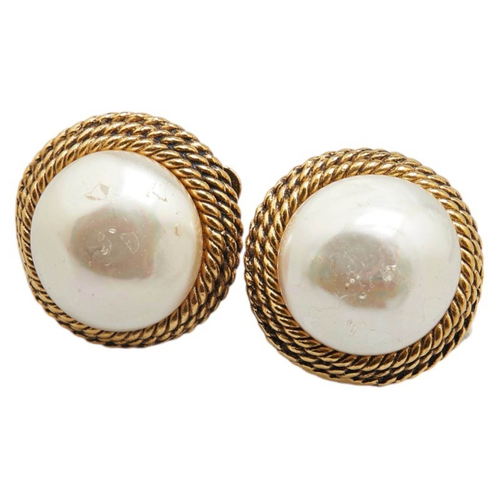 Earrings Drop Chanel: Earrings Drop Chanel Drop earrings in gold featuring a pearl stone, measuring 23.30mm x 22.90mm. The earrings have traces of usage and show minor scratches / dirt, but remain in good condition