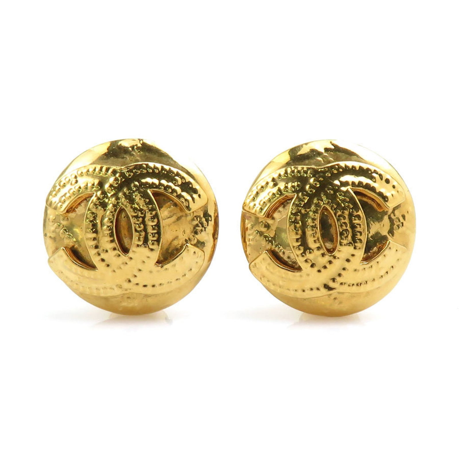 Clip earrings metal by Chanel: Clip earrings metal by Chanel Clip earrings in gold metal, bearing the iconic Chanel brand. These used clip earrings have visible traces of usage and minor scratches, but remain generally in good