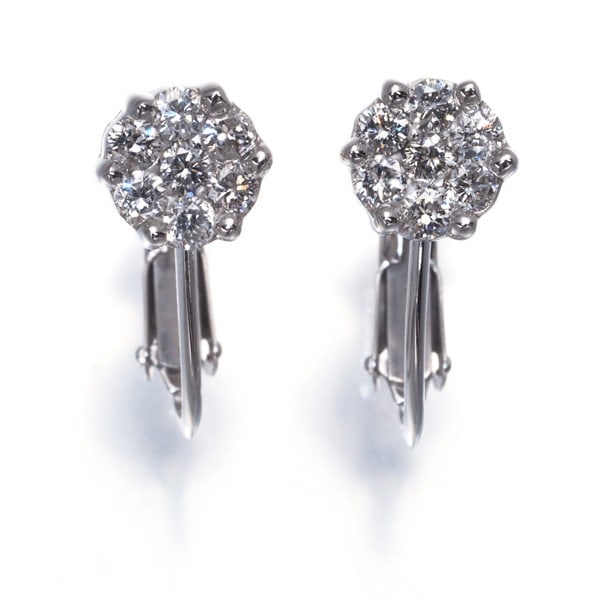Diamond 0.25Ct/ 0.25Ct Paved Earrings 14K 585 White Gold: Diamond 0.25Ct/ 0.25Ct Paved Earrings 14K 585 White Gold 14k white gold earrings showcase two natural diamonds, each measuring 0.25 carats, expertly paved onto the metal for a sparkling effect. The