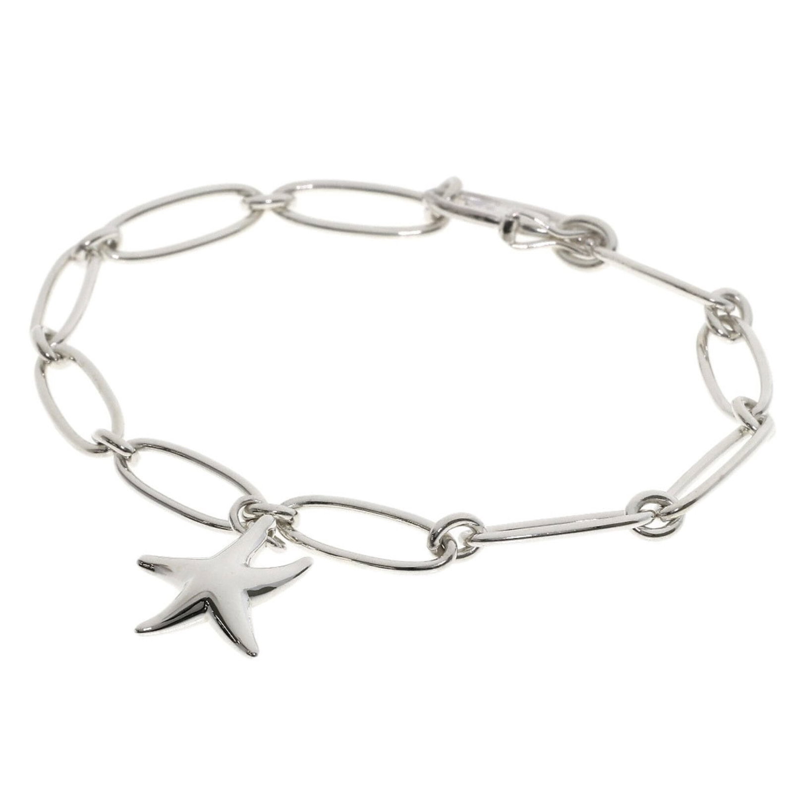 Charm bracelet silver of Tiffany: Charm bracelet silver of Tiffany Silver Tiffany charm bracelet with a length of 17cm, featuring subtle traces of usage and minor scratches. This used charm bracelet is in very good condition, showcasi